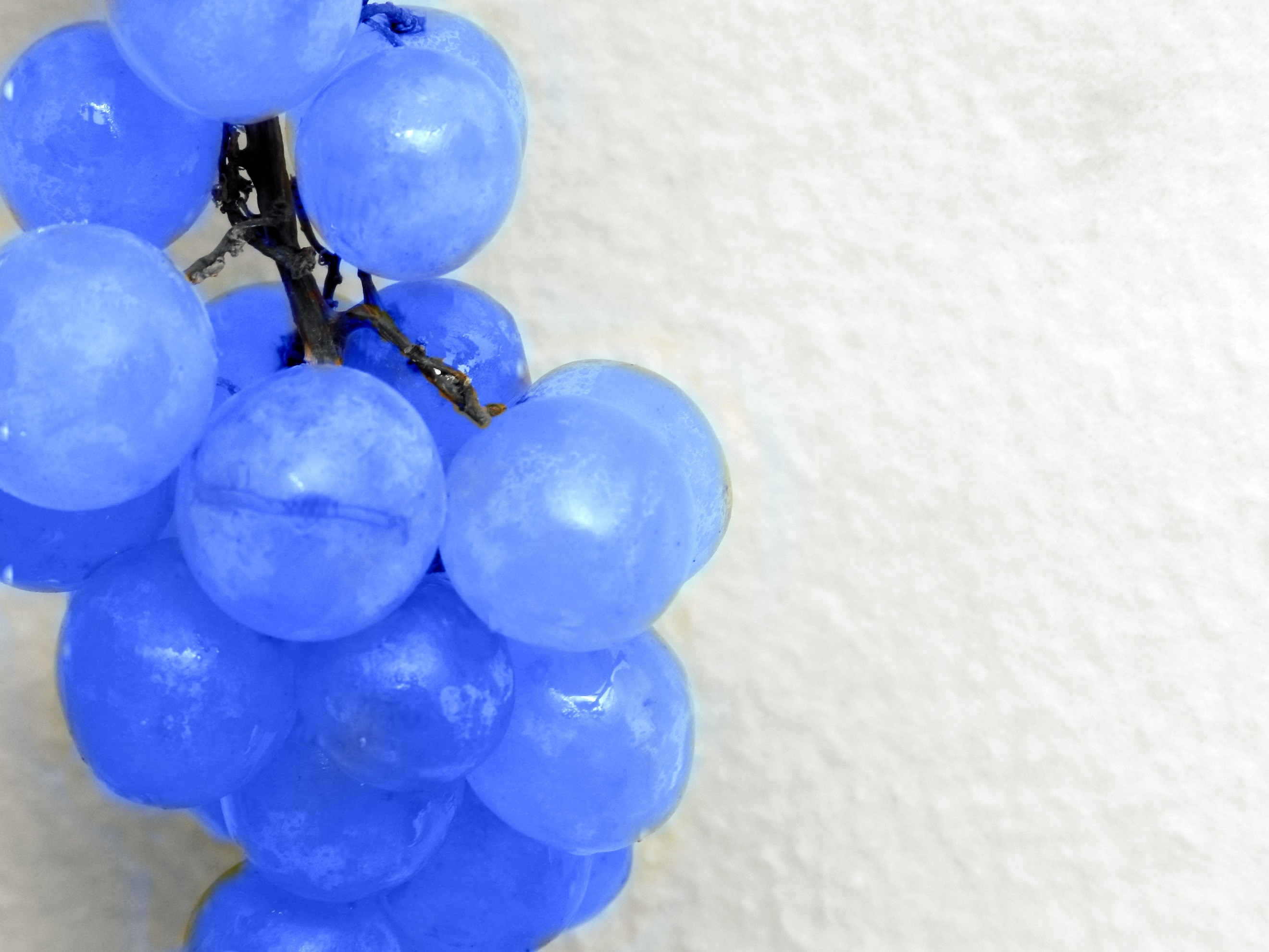 Виноград на голубом фоне