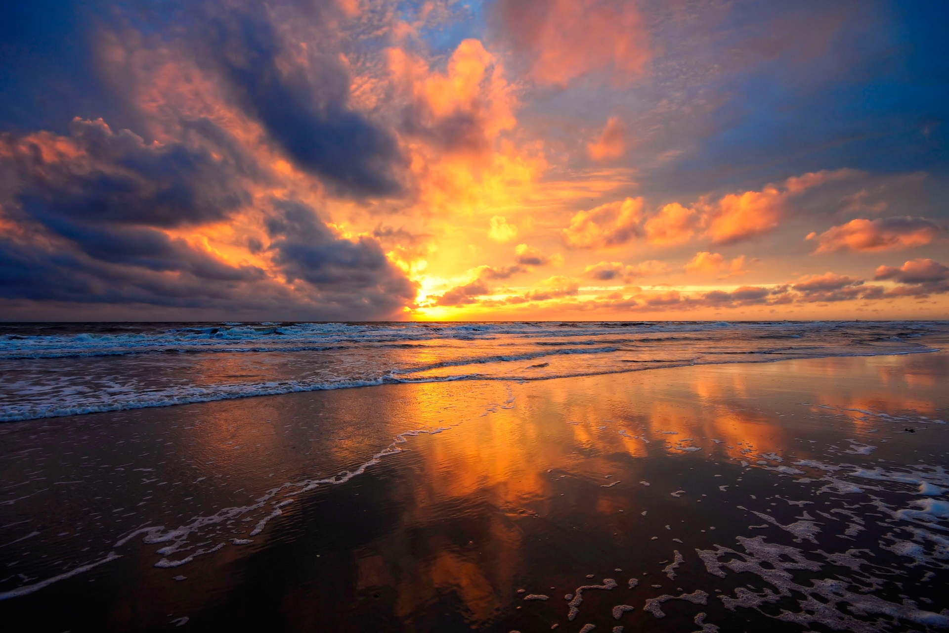 131012 Bild herunterladen sea, natur, sunset, sky, clouds, sand, reflexion, nass, feucht, spiegel - Hintergrundbilder und Bildschirmschoner kostenlos