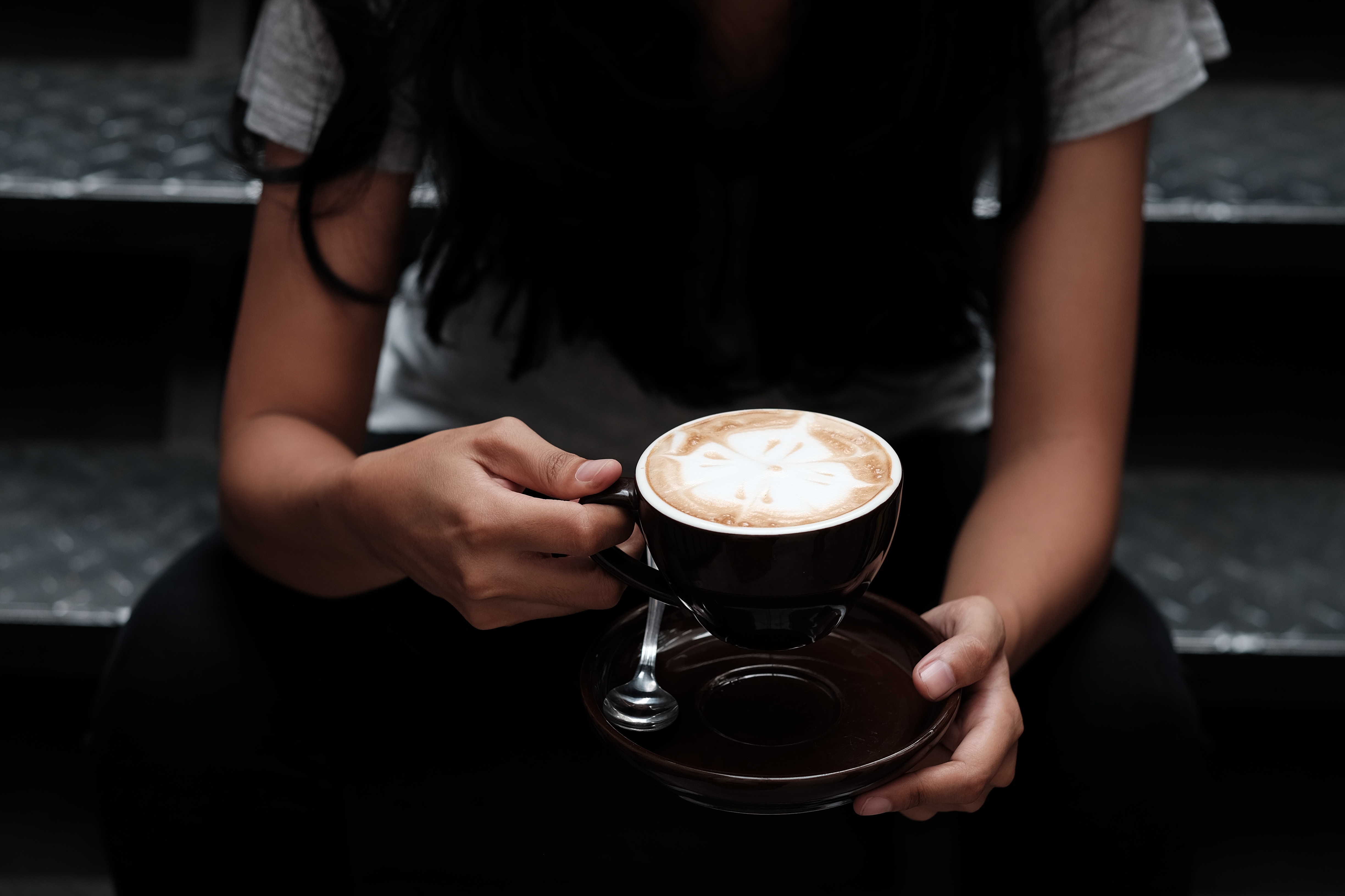 Handy-Wallpaper Tasse, Cappuccino, Lebensmittel, Hände, Coffee, Eine Tasse kostenlos herunterladen.