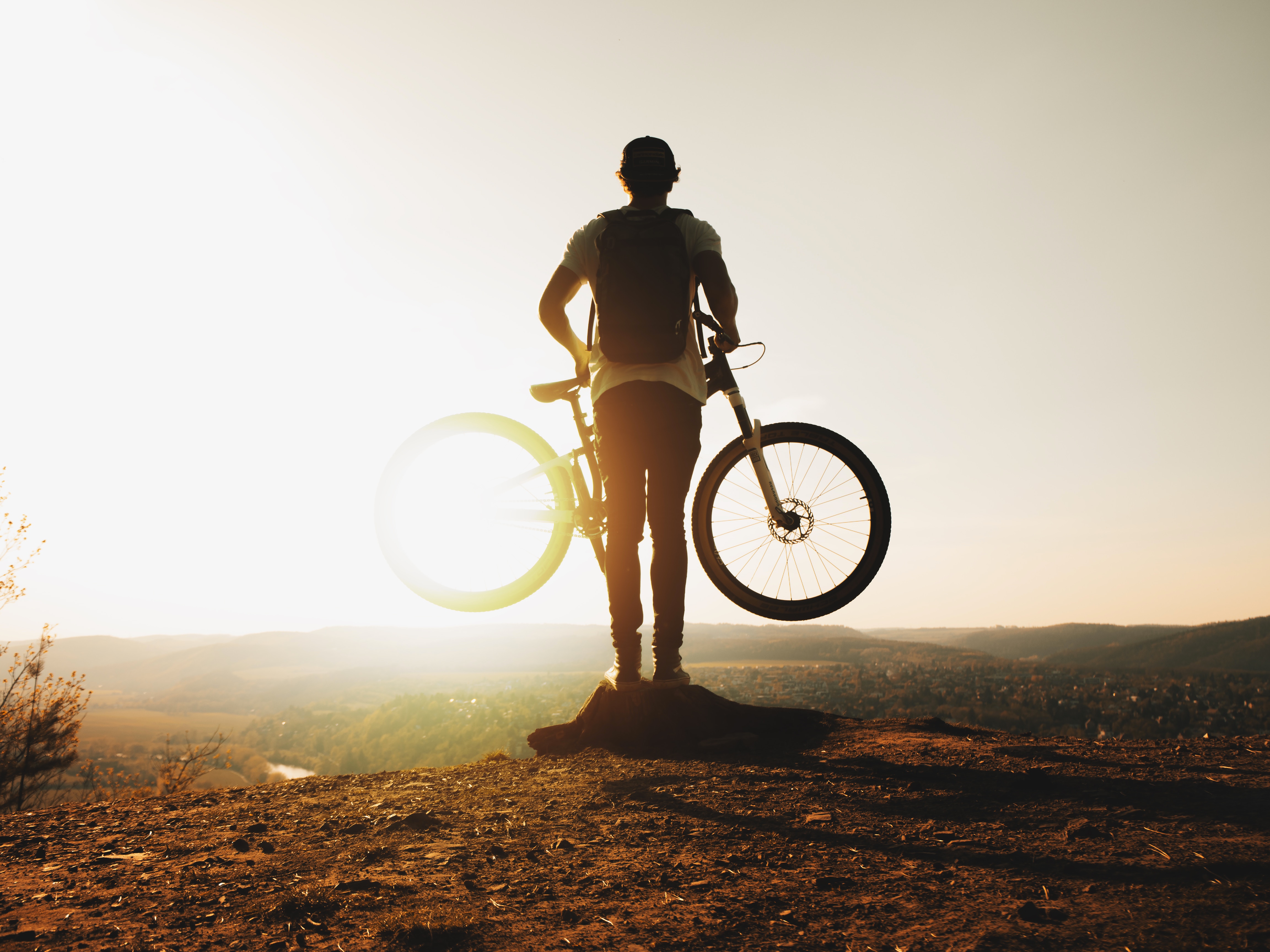 126271 скачать обои спорт, парень, велосипед, горы, солнце, активный отдых - заставки и картинки бесплатно