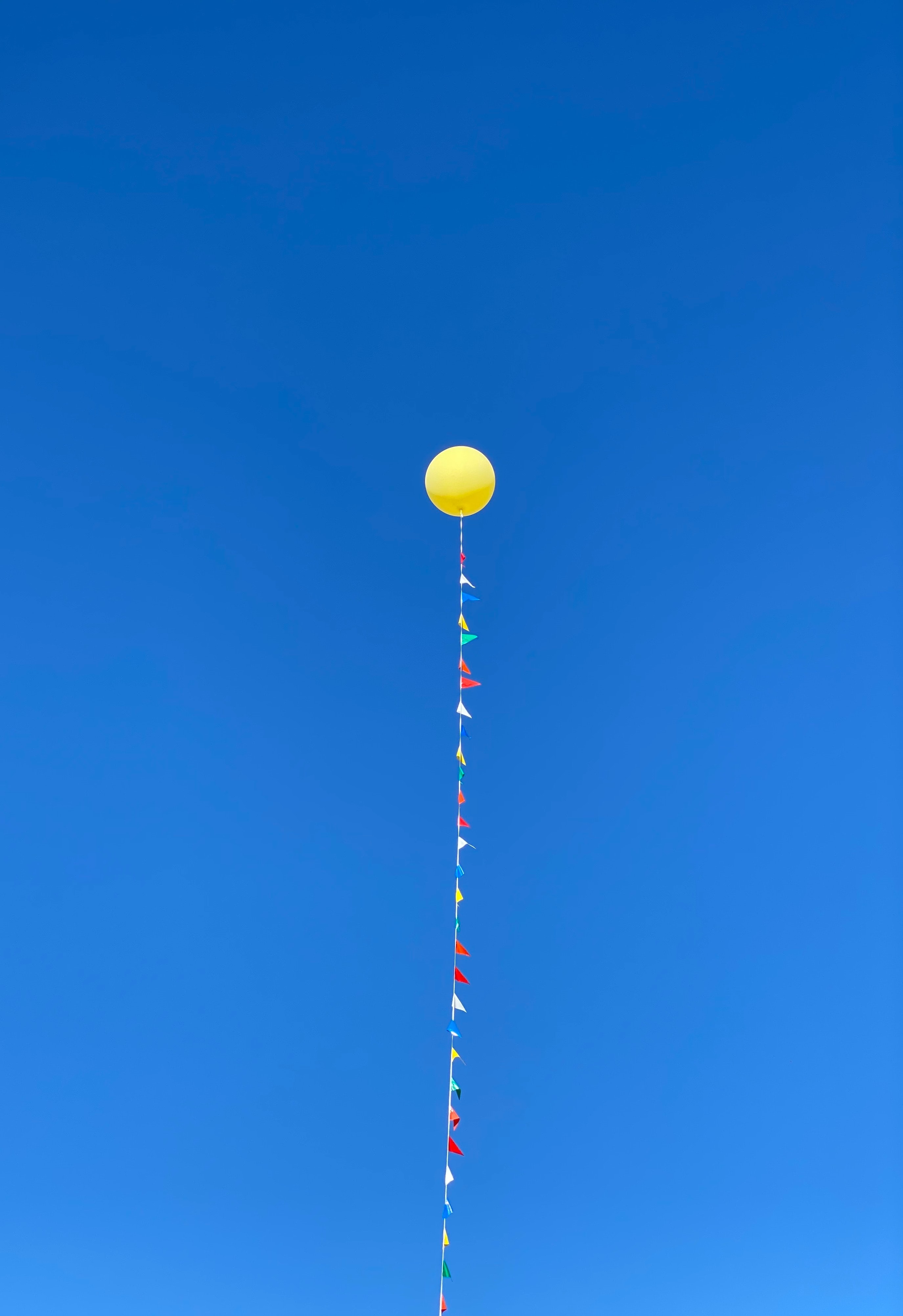 72540 免費下載壁紙 气球, 天空, 黄色, 蓝色, 极简主义, 蓝色的, 黄色的 屏保和圖片