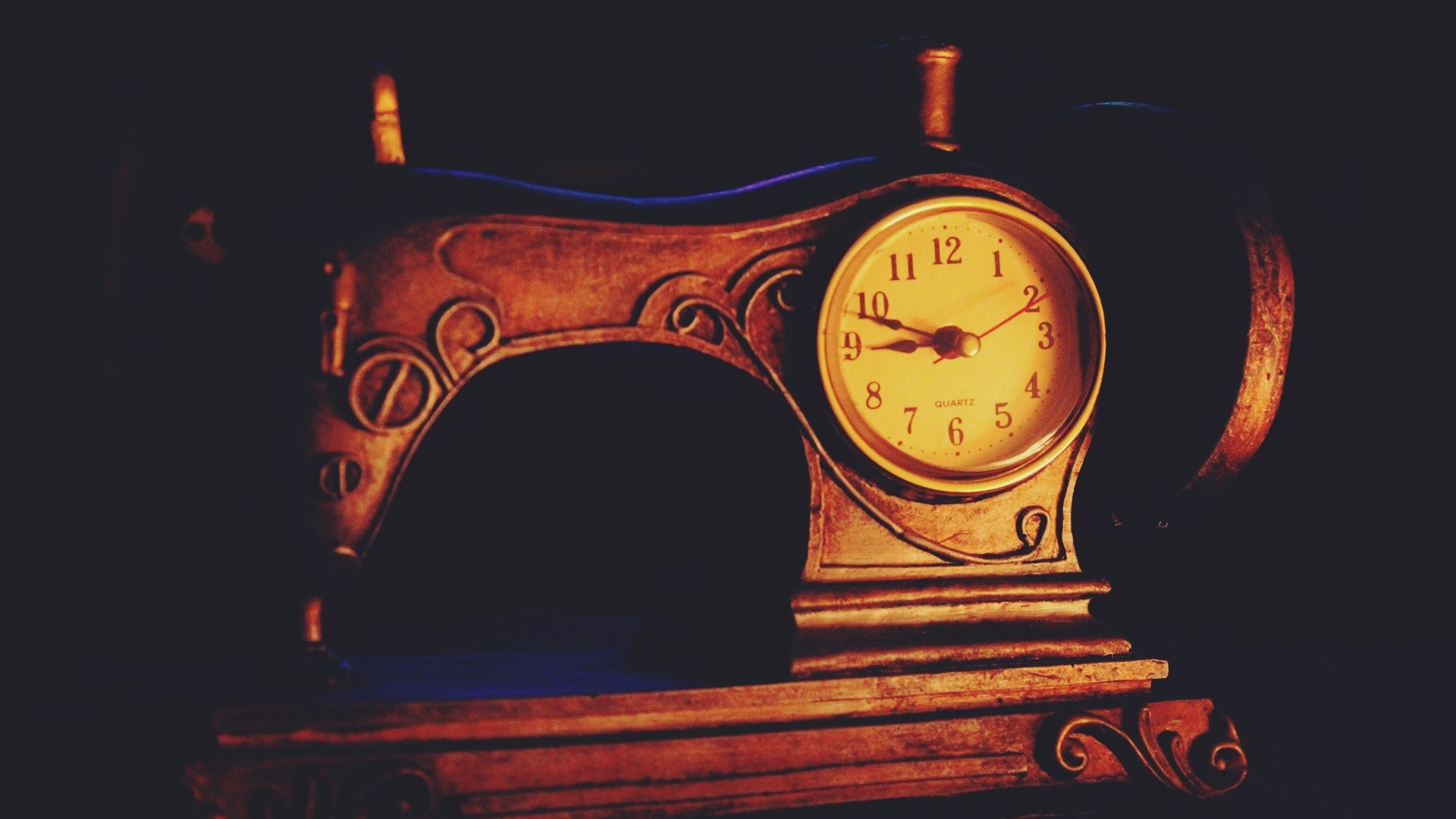 Старинные часы на столе