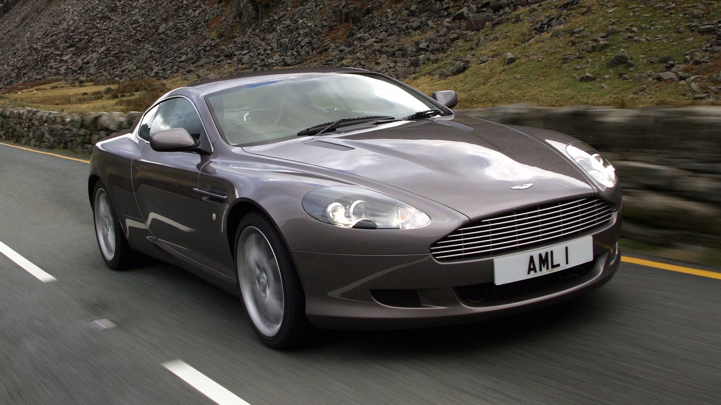 Aston Martin db9 на берегу моря