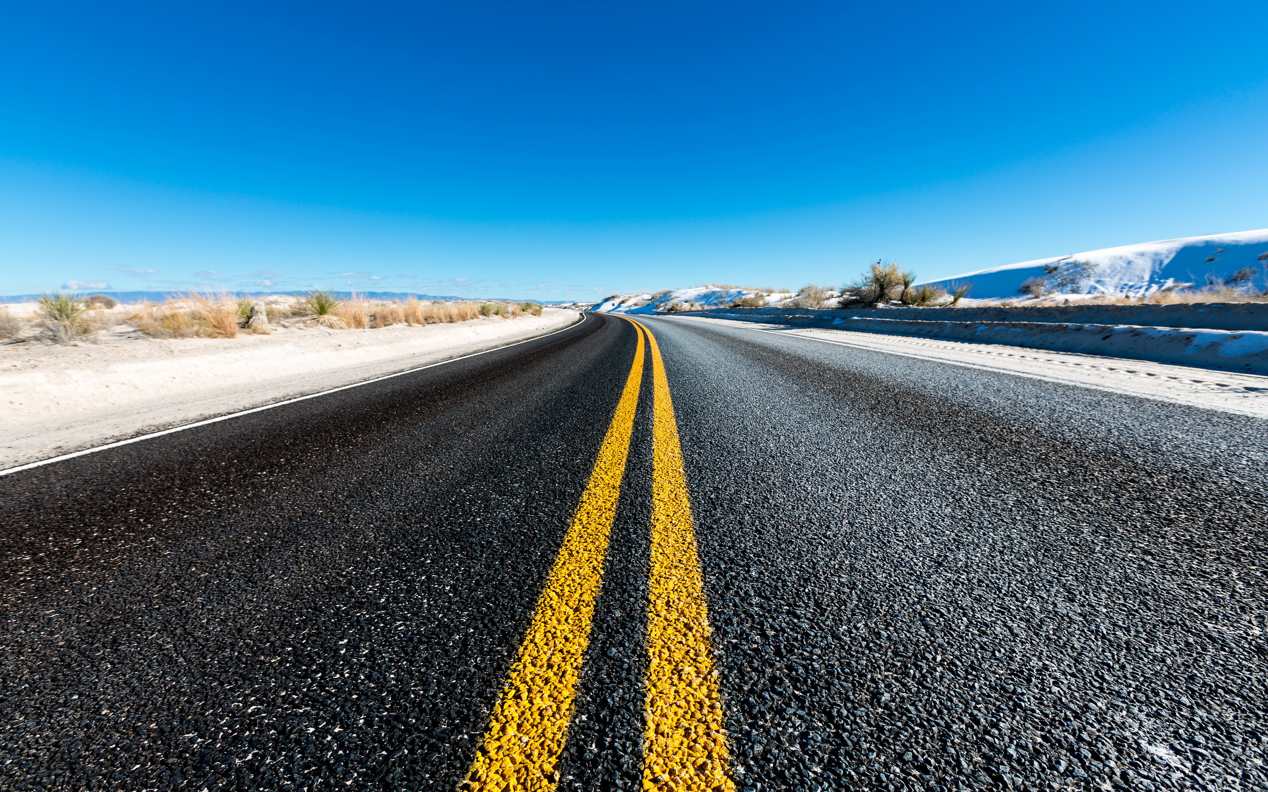 Получить бесплатную дорогу. Asphalt Yellow line. Дорожные покрытия из щебня и гравия на дороге. Мостодор.