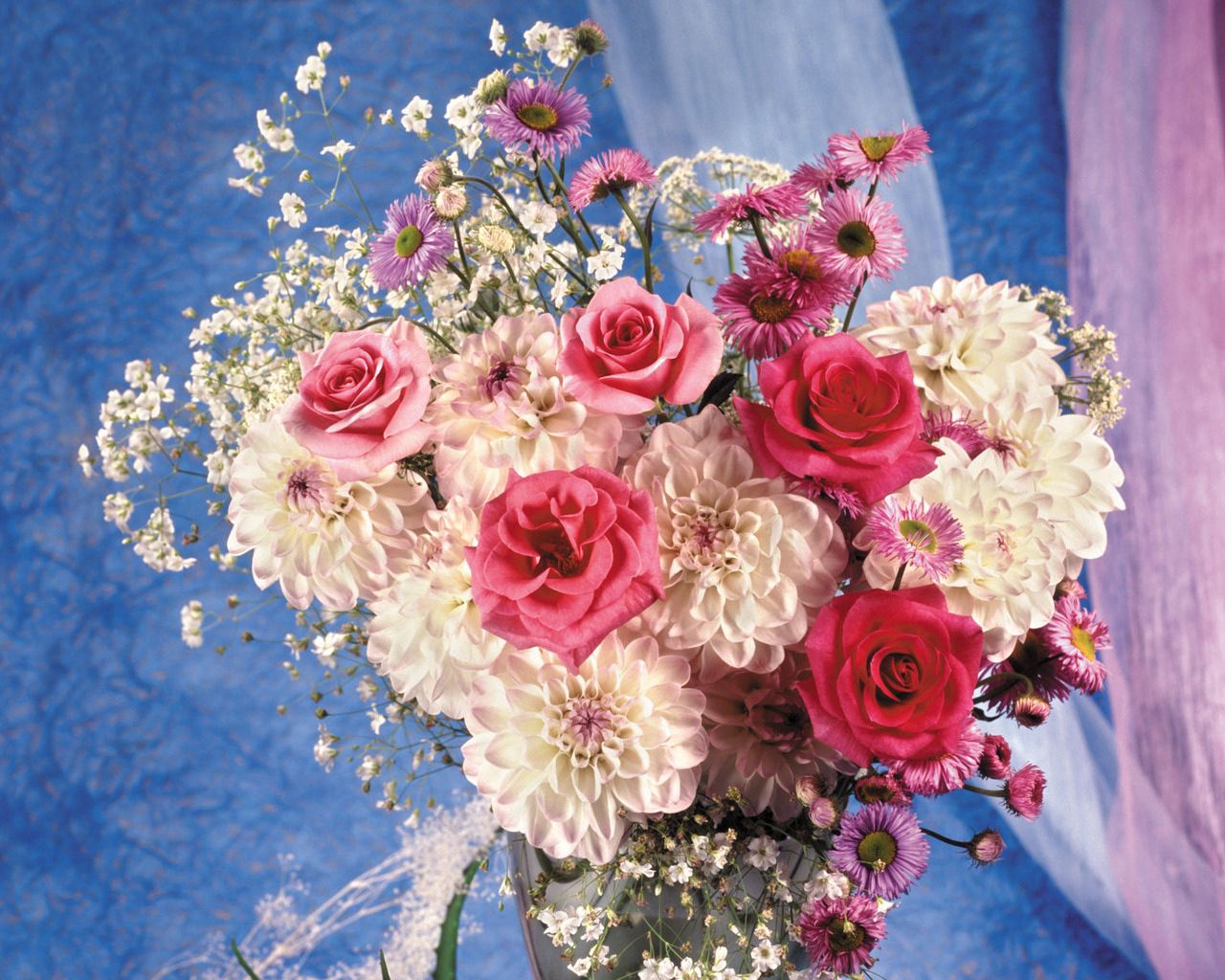 158149 скачать обои шикарно, розы, георгины, цветы, букет, ваза, оформление - заставки и картинки бесплатно