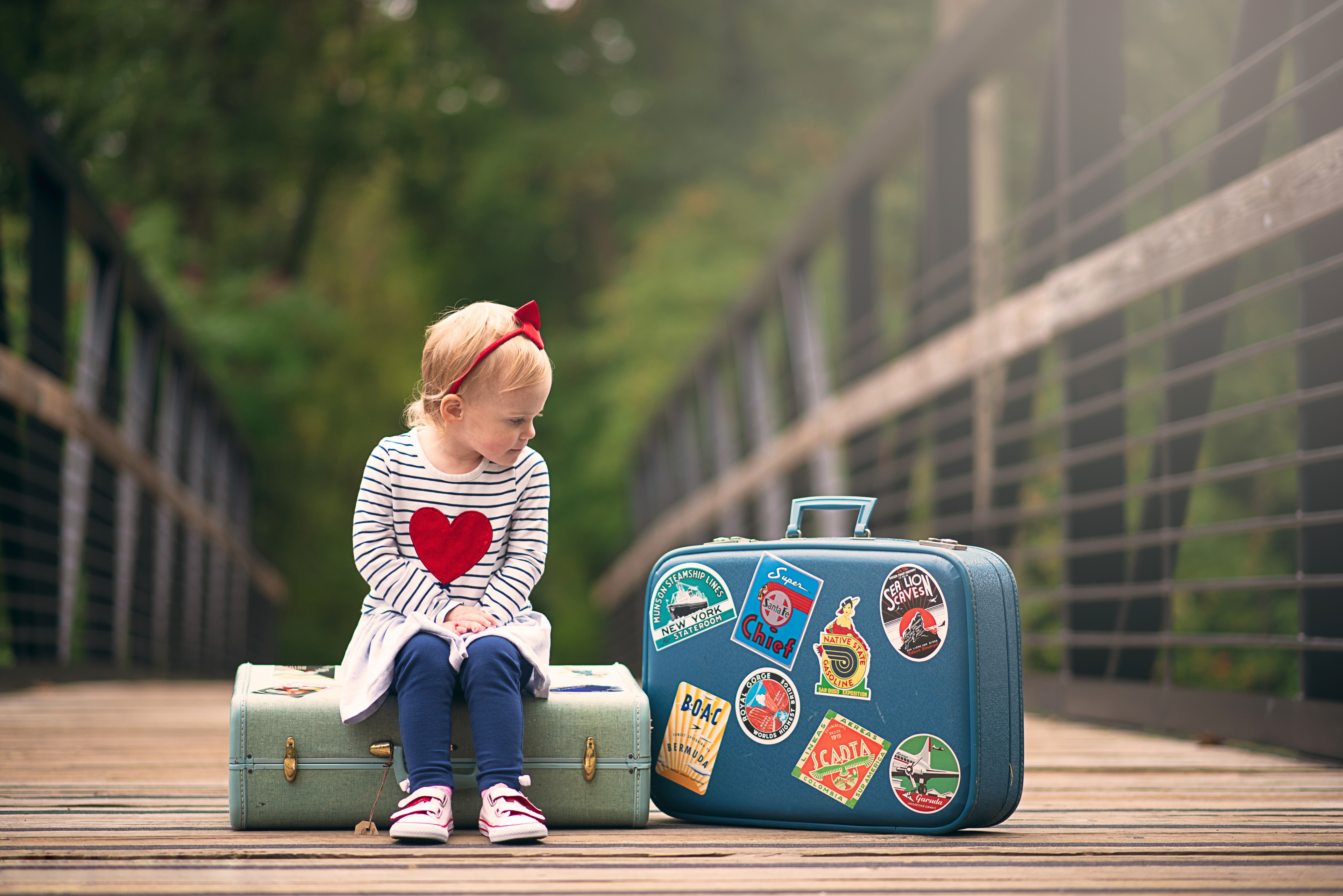 Ребенок без настроения. Маленькая девочка с чемоданом. Чемодан для детей. Чемодан для девочек. Маленький чемодан.