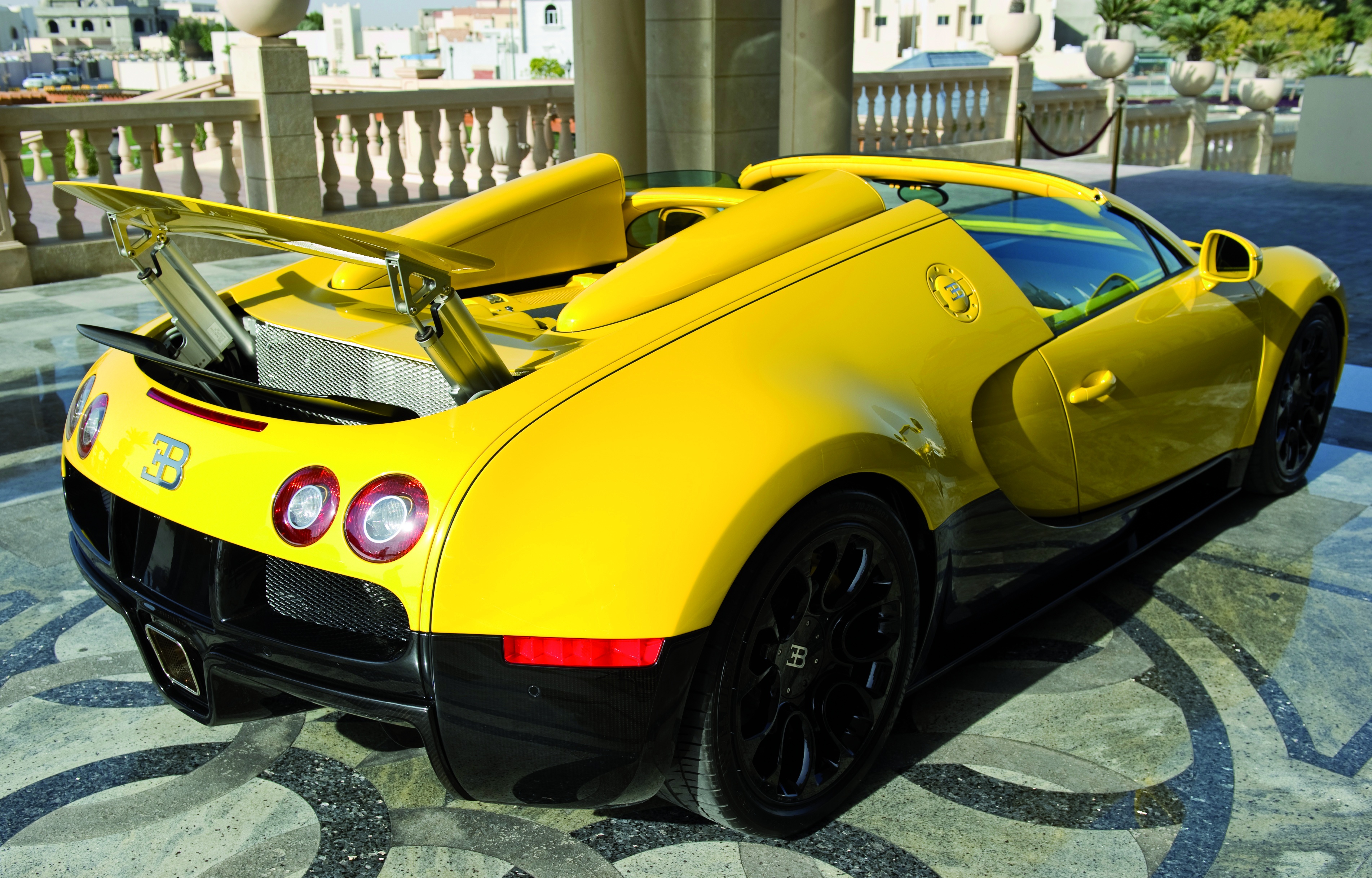 Покажи машину авто. Bugatti Veyron желтая. Бугатти кабриолет. Машина Бугатти желтая. Бугатти кабриолет желтая.