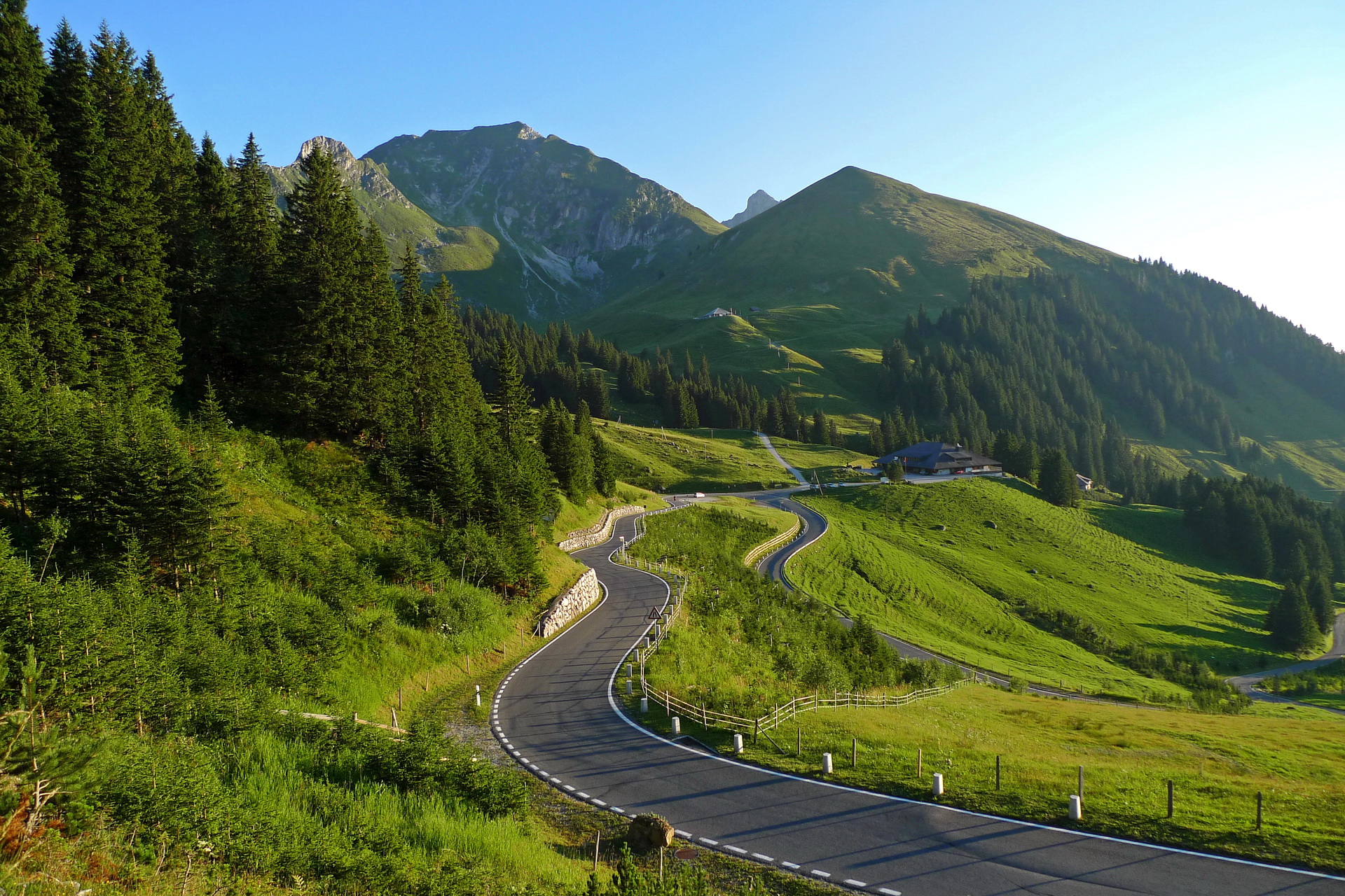 Дорога пятого класса. Серпантинная дорога Швейцария. Серпантины горные Швейцария. Серпантин в Румынии. Трасса Трансфагараш.