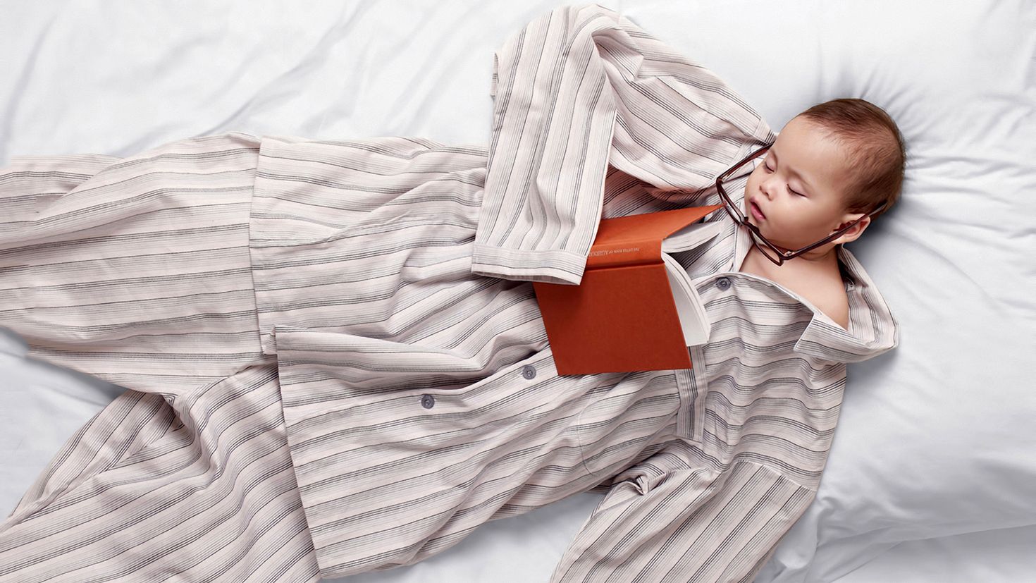 Красивая одежда во сне. Одежда для сна ребенка. Спящий ребенок. Дети спят в пижаме.