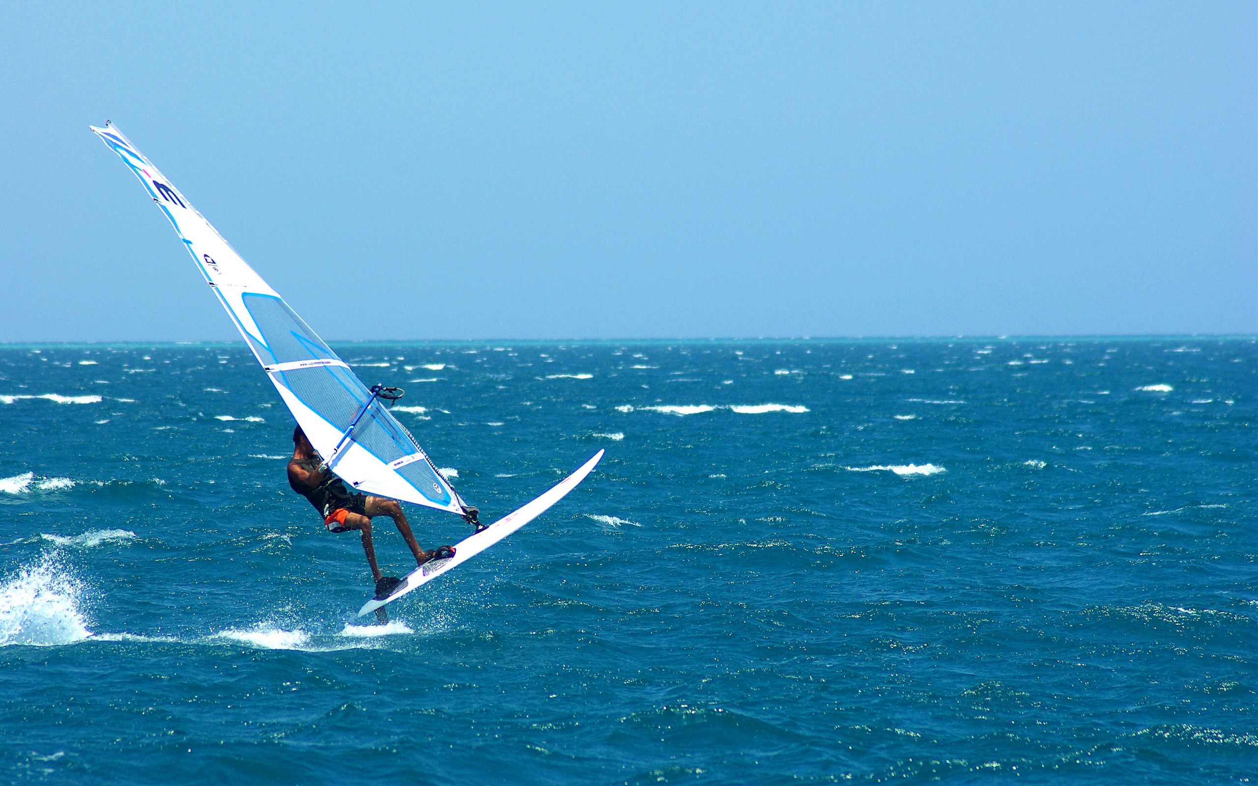 171002 descargar fondo de pantalla deporte, windsurf, ola: protectores de pantalla e imágenes gratis