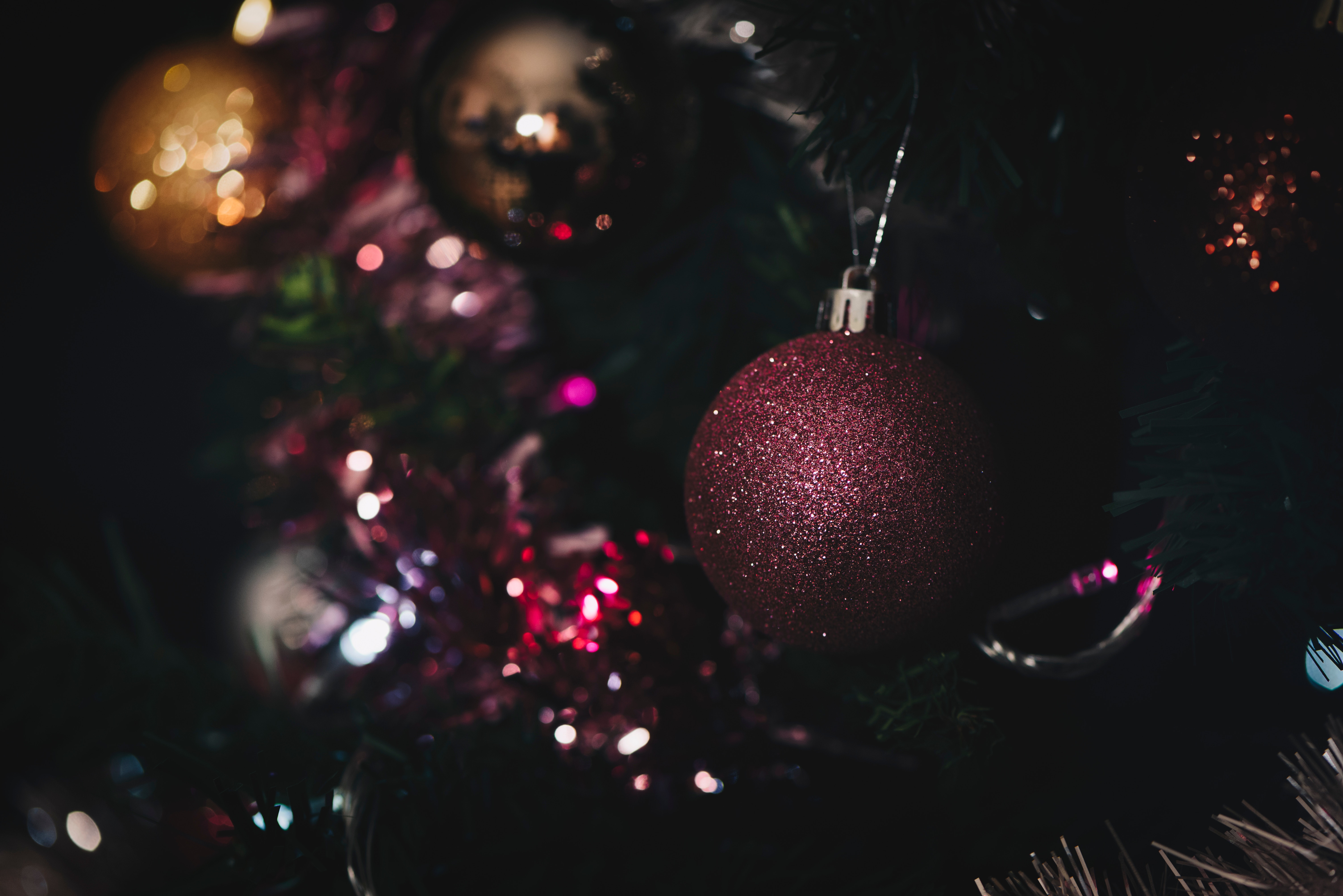 155631 descargar fondo de pantalla vacaciones, año nuevo, navidad, brillar, brillo, bola, pelota, juguete del árbol de navidad, árbol de navidad de juego: protectores de pantalla e imágenes gratis