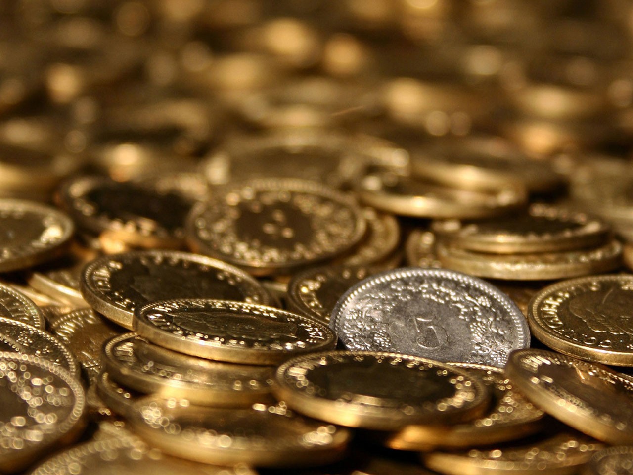 Золотые монеты на столе