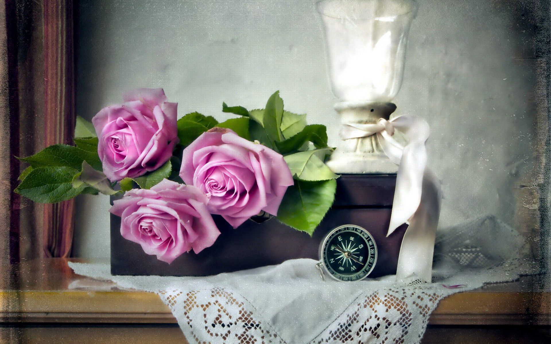 Натюрморт розы на столе