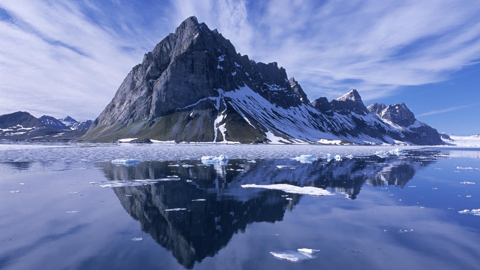 Шпицберген озеро горы