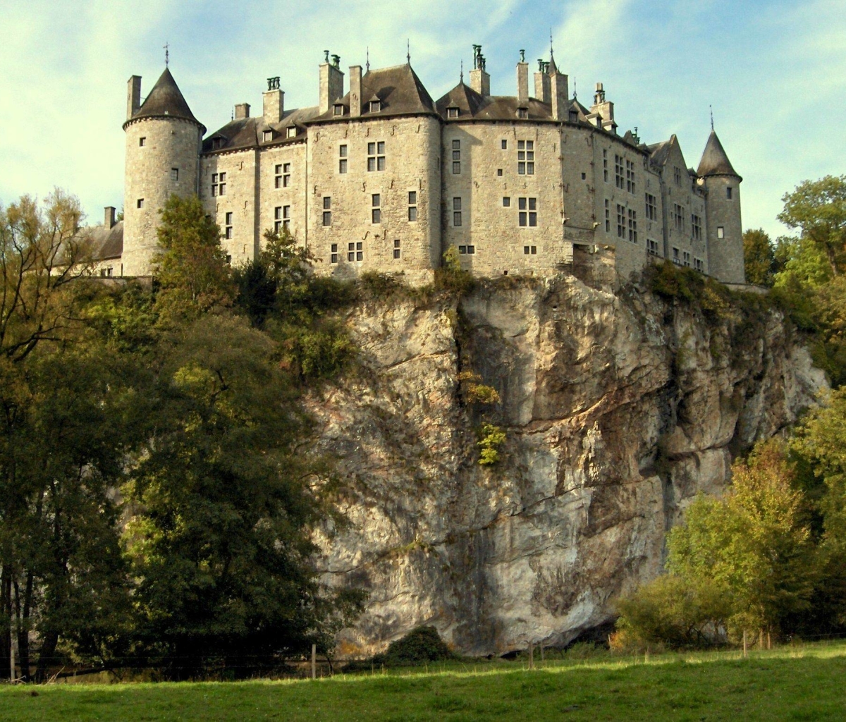 Поставь castle. Замок Вальзен, Бельгия. Замок Эльц Германия. Провинция Намюр Бельгия замок. Замок Carondelet Castle, Бельгия.