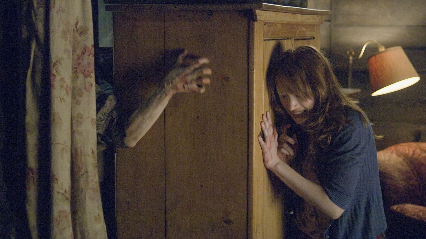 Войдя в комнату сестра замерла. Хижина в лесу \ the Cabin in the Woods (2012). Хижина в лесу 2011 монстры.