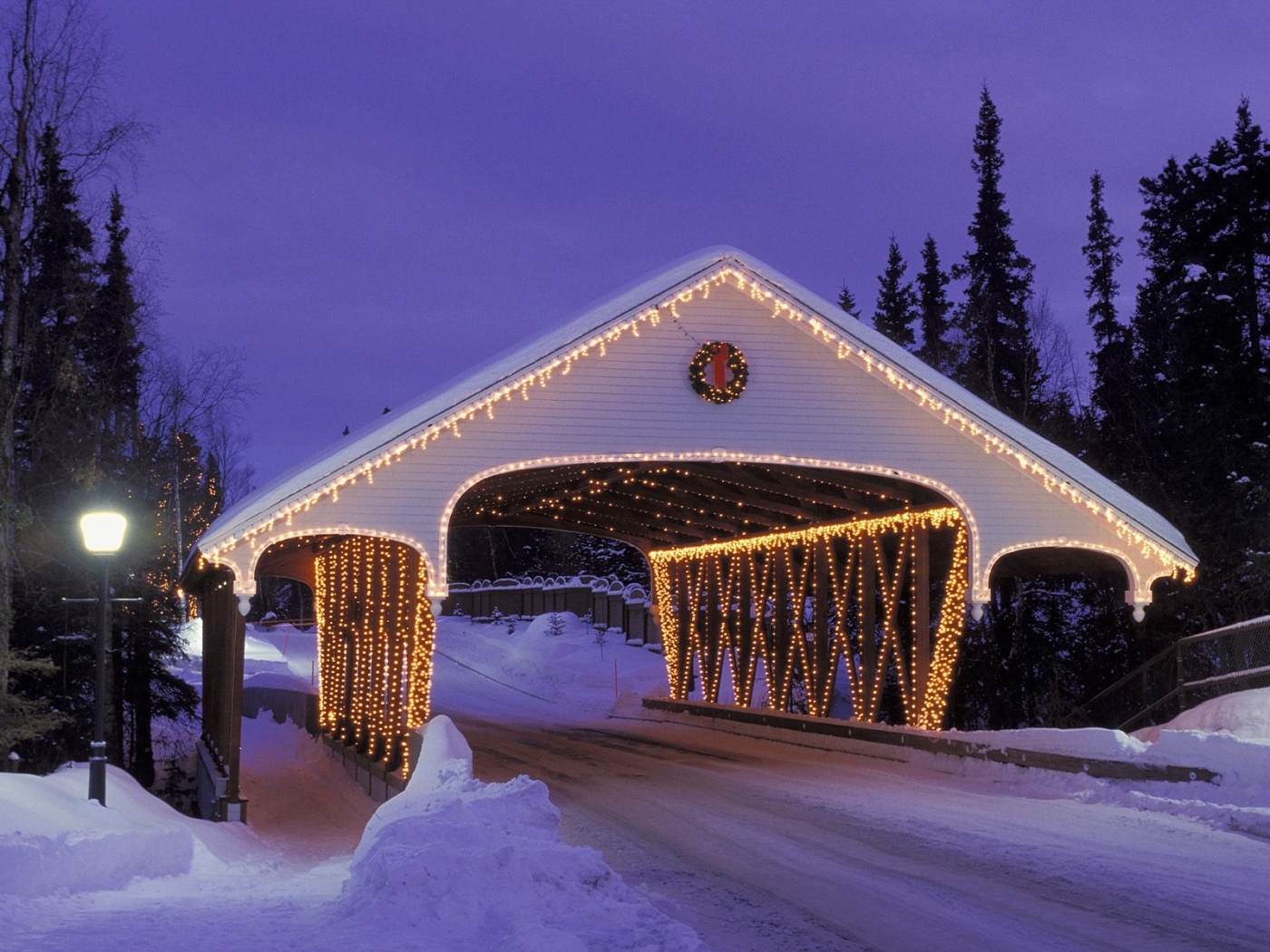 Handy-Wallpaper Landschaft, Winter, Bridges, Roads, Schnee, Feiertage, Weihnachten kostenlos herunterladen.