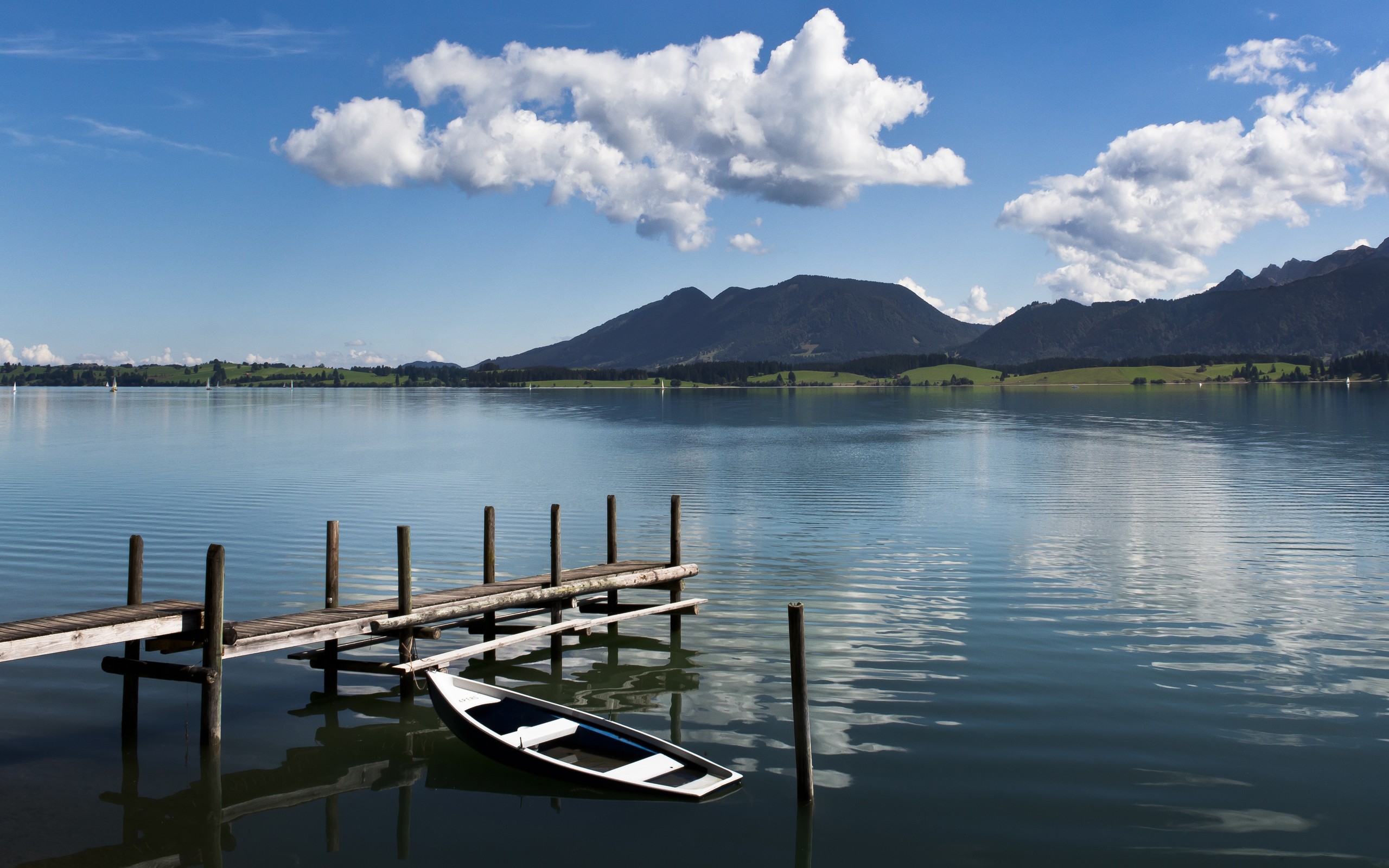 Красивые виды озера. Озеро Инкит Абхазия. Озеро Кварели. Озеро Чапала в Мексике. Озеро Нойзидлерзее.