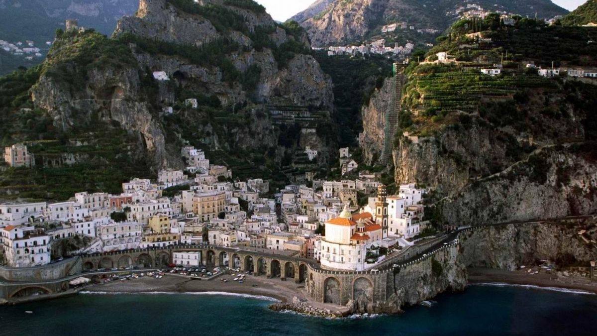 Жемчужный город страна. Амальфийское побережье (Amalfi Coast), Италия. Амальфи Позитано Италия. Позитано Амальфи Салерно. Неаполь побережье Амальфи.