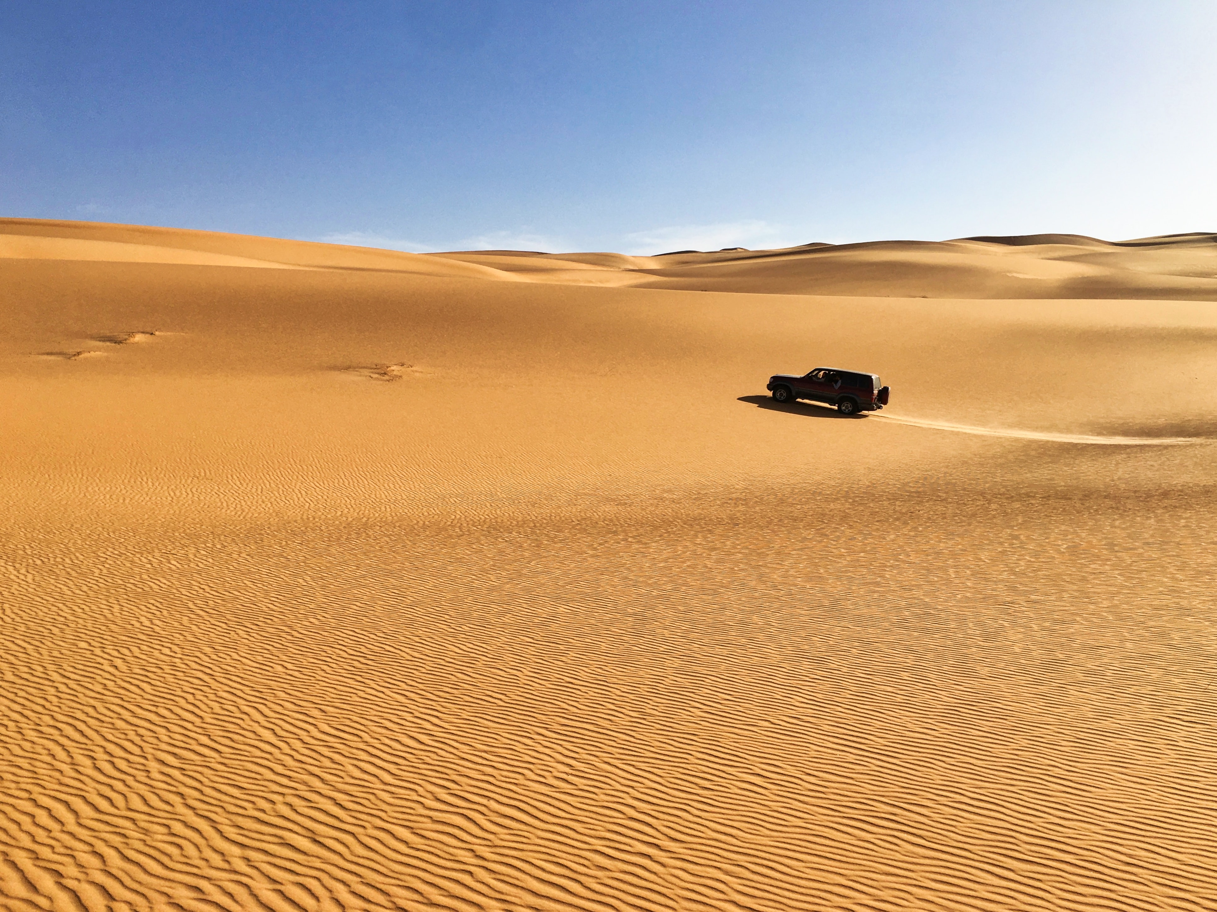 Handy-Wallpaper Cars, Maschine, Spuren, Jeep, Wüste, Auto, Sand kostenlos herunterladen.