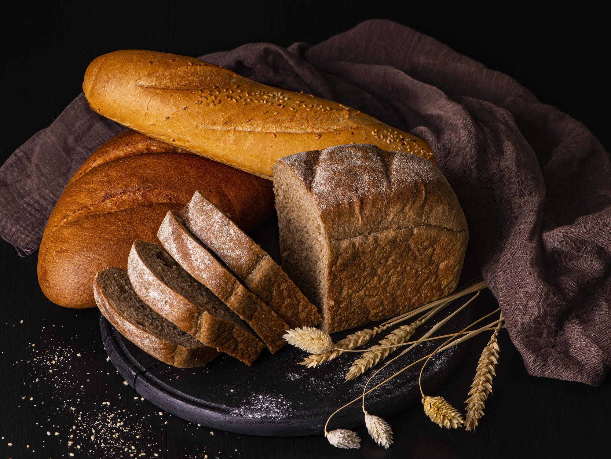 Ночью ем хлеб. Батон и Буханка. Батон Курскхлеб. Хлебо булочные изделия. Красивый хлеб.