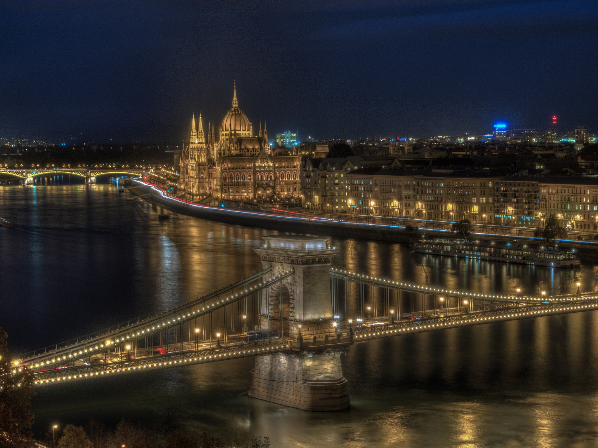 398075 скачать картинку города, будапешт, сделано человеком, мост, здание, цепной мост, город, дунай, здание венгерского парламента, венгрия, ночь, река - обои и заставки бесплатно