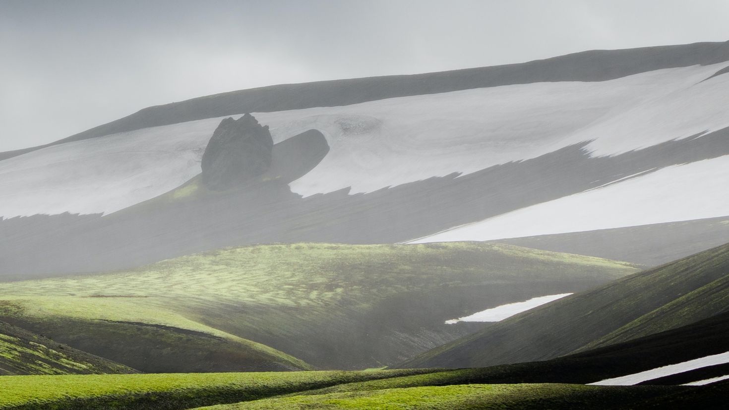 Холмы туман. Холмы в тумане. Горы в тумане. Туманные холмы Ирландии. Туман в долине.