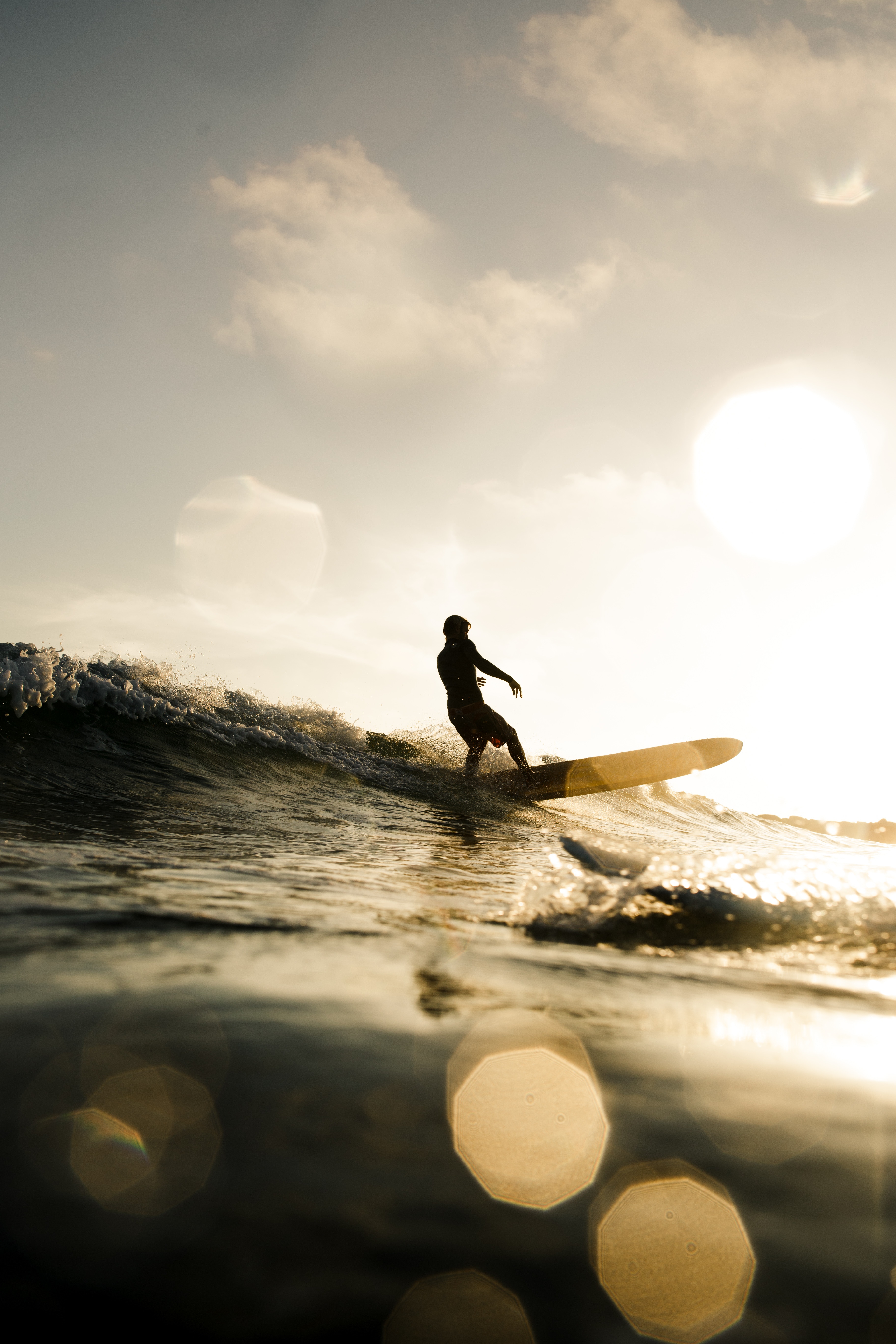 127762 Hintergrundbild herunterladen surfen, sport, sunset, waves, blendung, bokeh, boquet, surfer - Bildschirmschoner und Bilder kostenlos