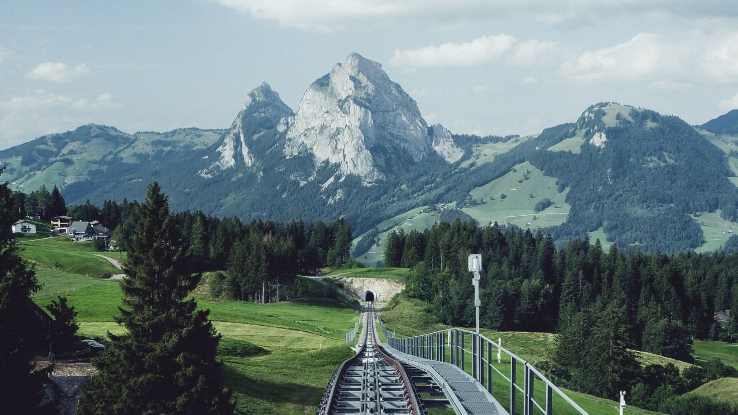 Mountain railway. Железная дорога в Альпах. Рельсы в горах. Рельсы в Швейцарии. Рельсы на горе.