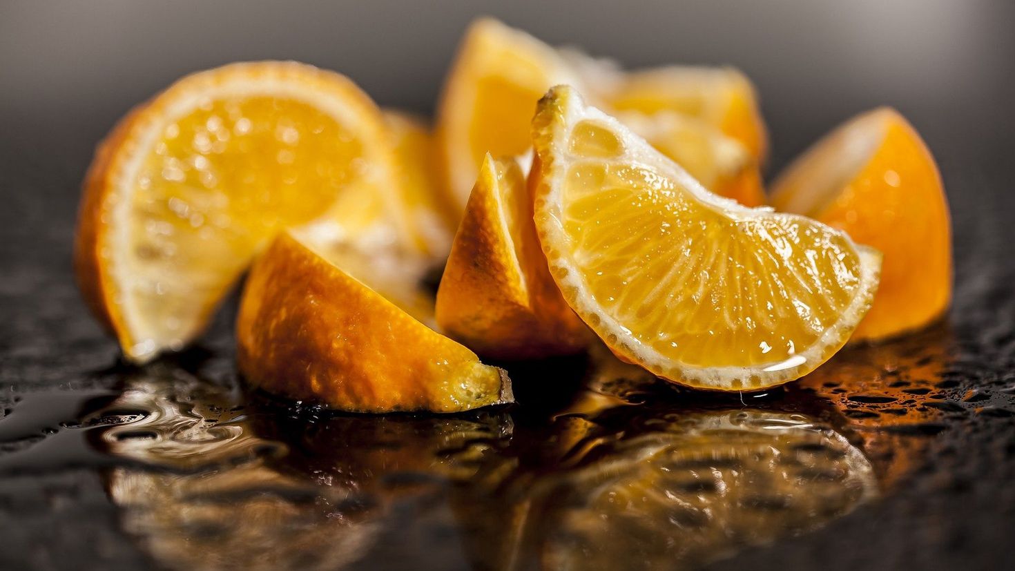День апельсина и лимона картинки. Апельсины на рабочий стол. Апельсины на темном фоне. Сочные фрукты. Фрукты макро.