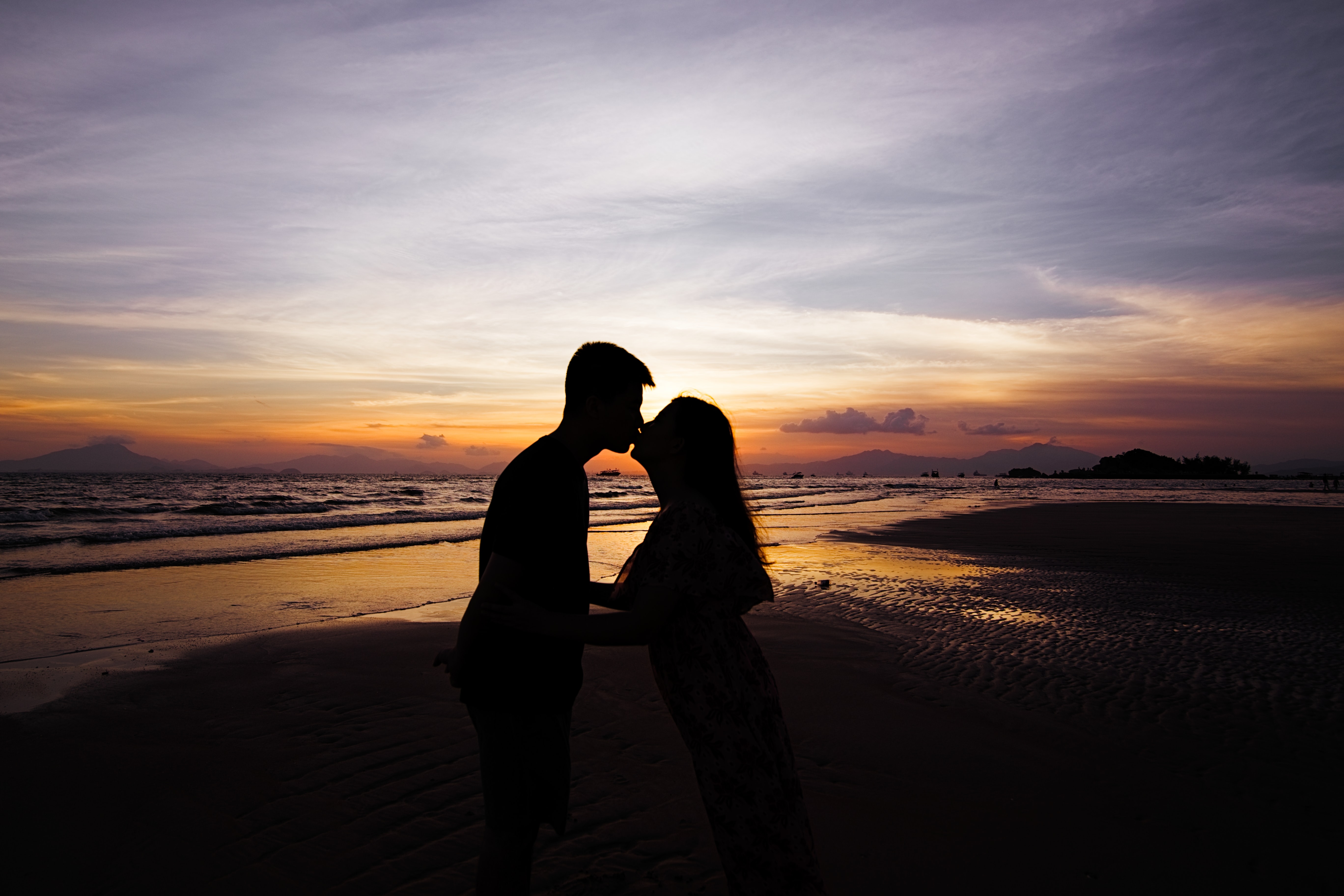Download mobile wallpaper Sunset, Silhouette, Kiss, Love for free.