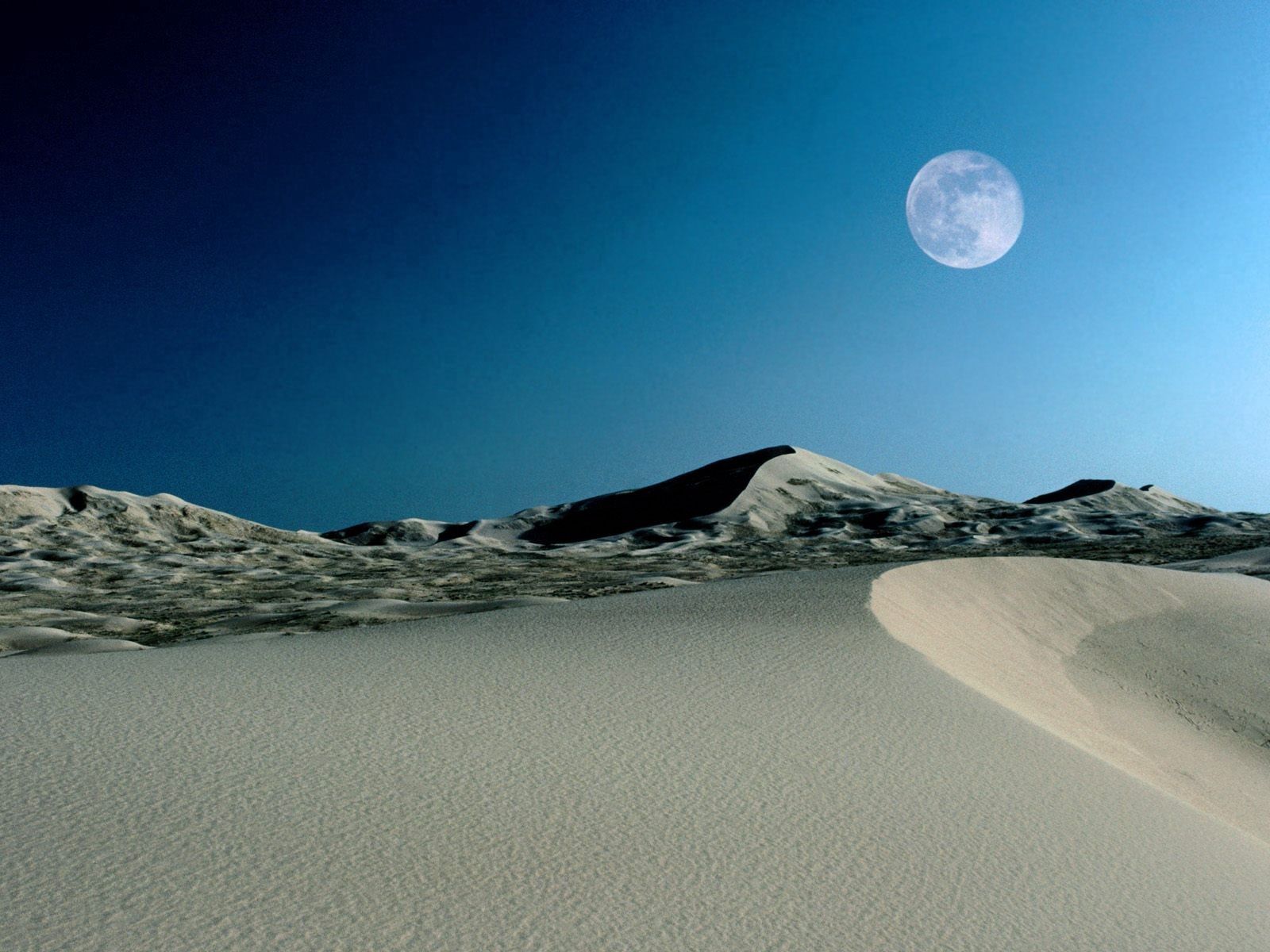 Скачать картинку Дюны, Песок, Пустыня, Небо, Природа, Луна в телефон бесплатно.