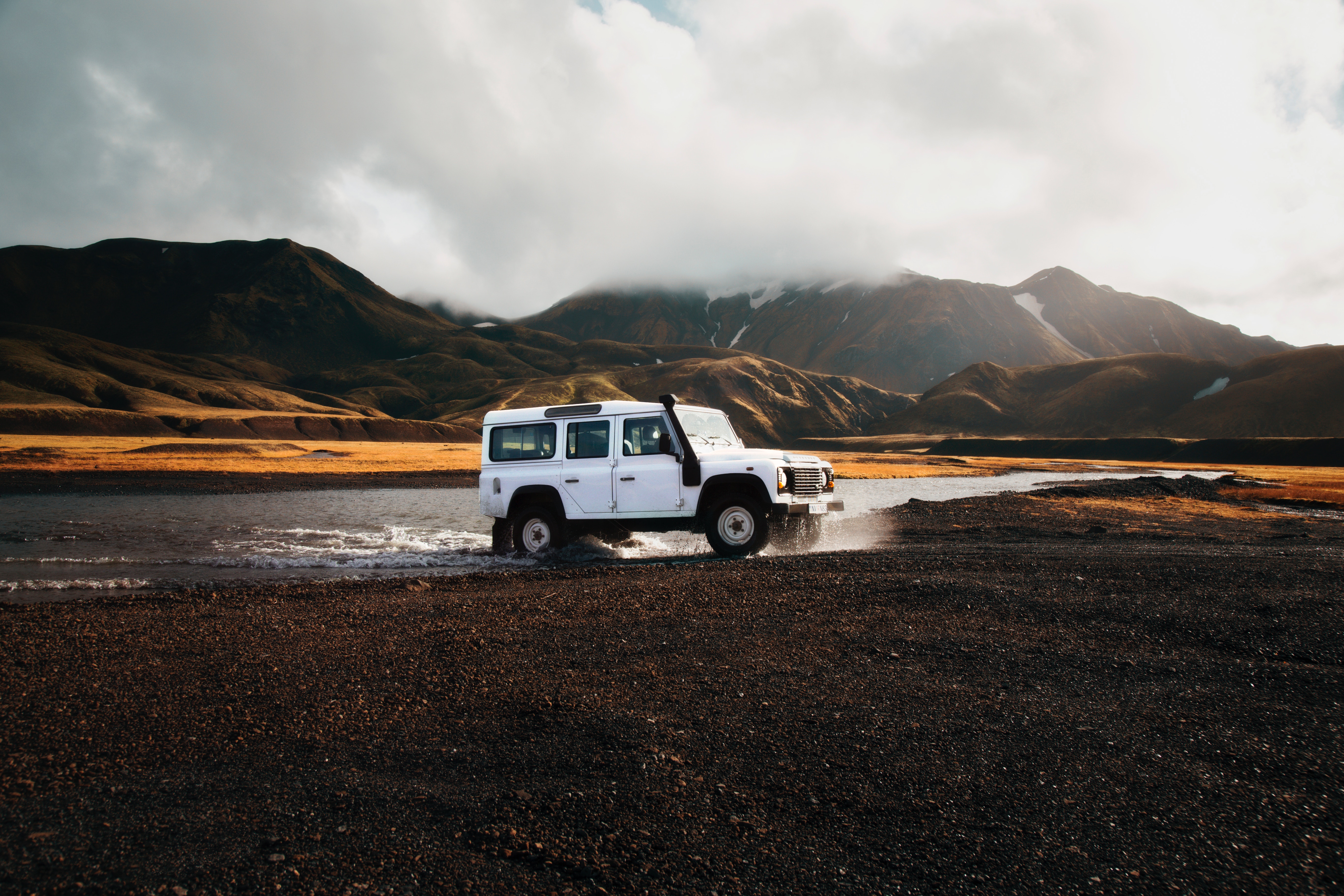 126554 скачать картинку исландия, тачки (cars), озеро, внедорожник, путешествие, поездка, ландманналаугар - обои и заставки бесплатно