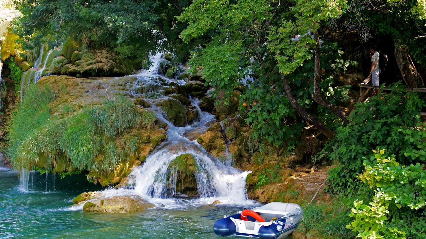 Катер водопад. Природа Хорватия. Водопад лодка. Яхта с водопадом. Красивые картины водопада Хорватии.