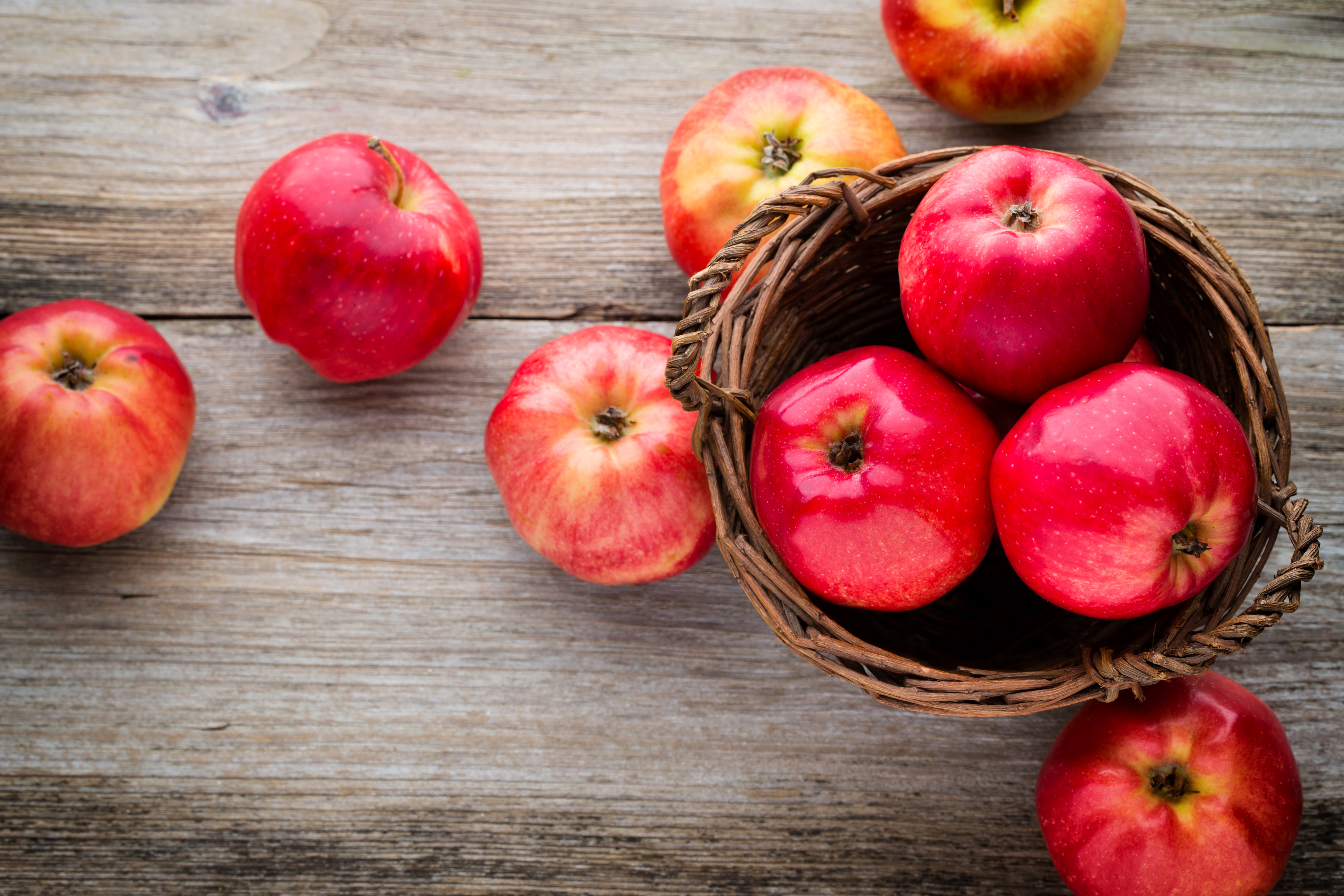 Флера яблоки. Яблоки Грушовка. Яблоки красные. Яблоко на столе. Красивое красное яблоко.