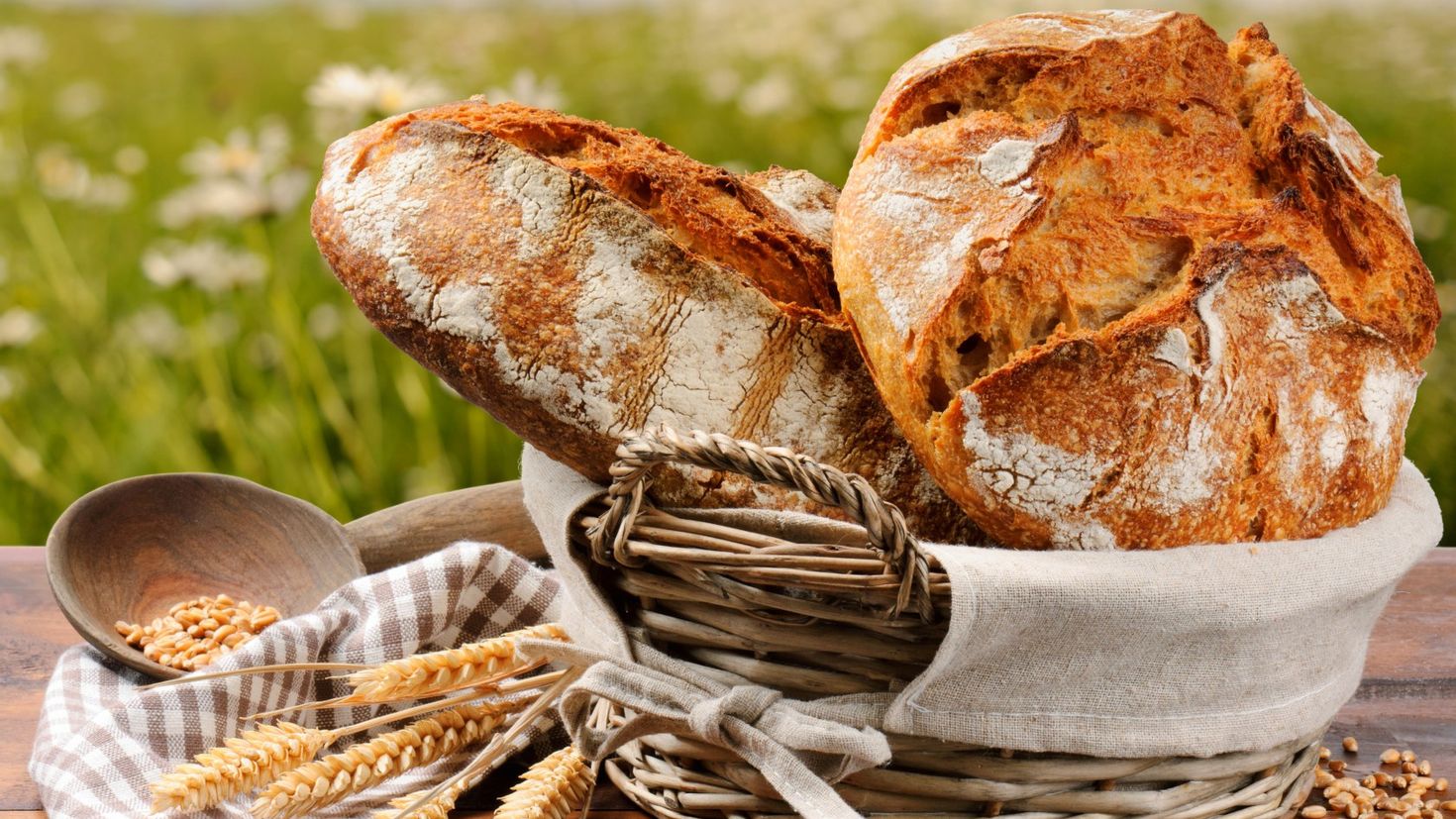 Хлеб на закваске. Хлеб картина горизонтальная. Ремесленный хлеб и сдоба на закваске. Ремесленный хлеб на темном фоне. Сонник видеть хлеб