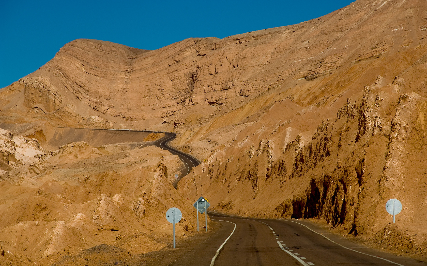 Сухая пустыня. Машины в Атакаме. Desert Road. Самые сухие люди на планете фото обои HD.