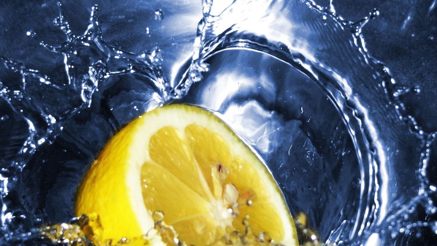 Свежесть лимона. Фрукты в воде. Сочные фрукты. Лимон. Вода с лимоном.