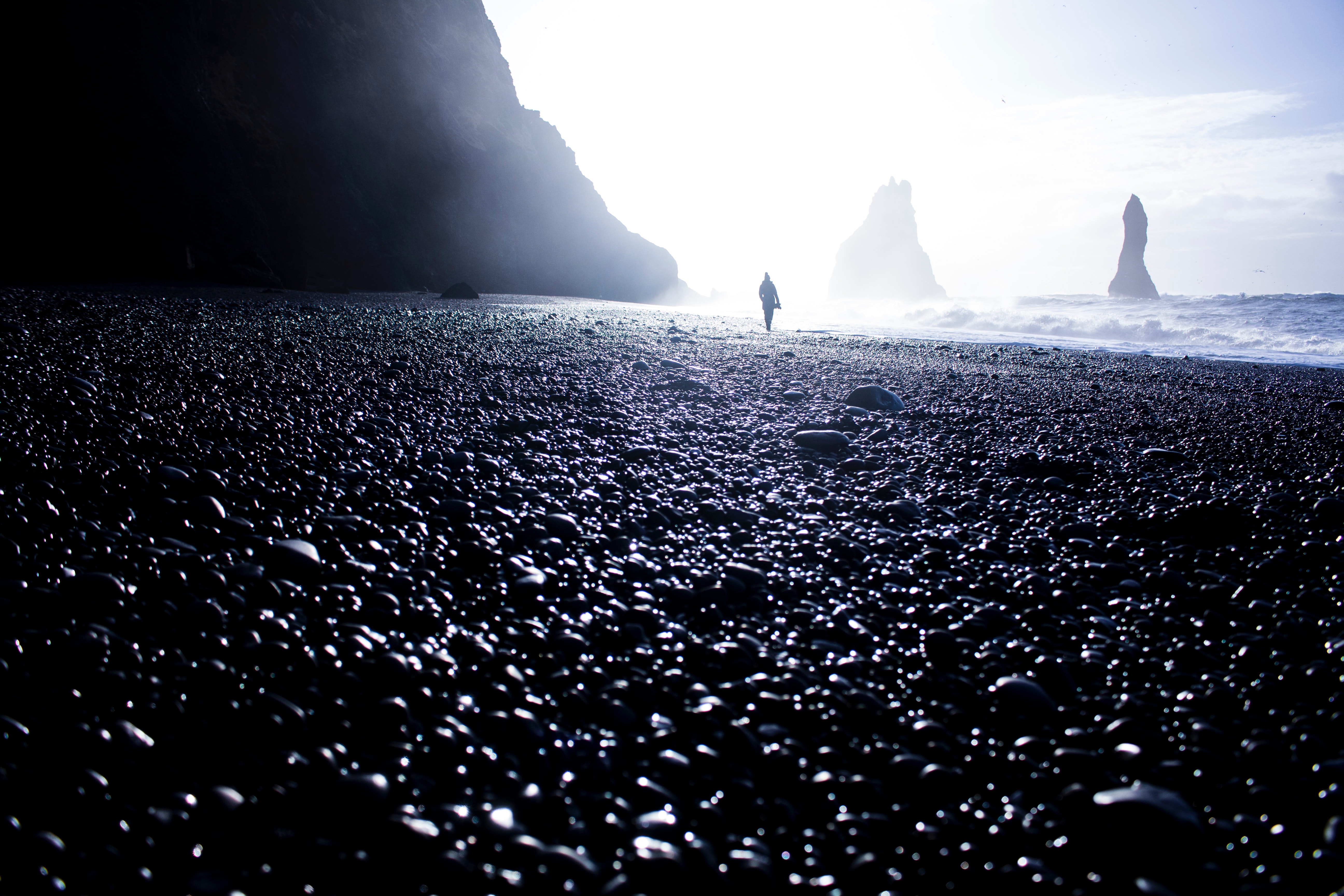 Включи dark beach. Черный пляж. Инопланетное море. Черный песок. Исландия черный пляж.