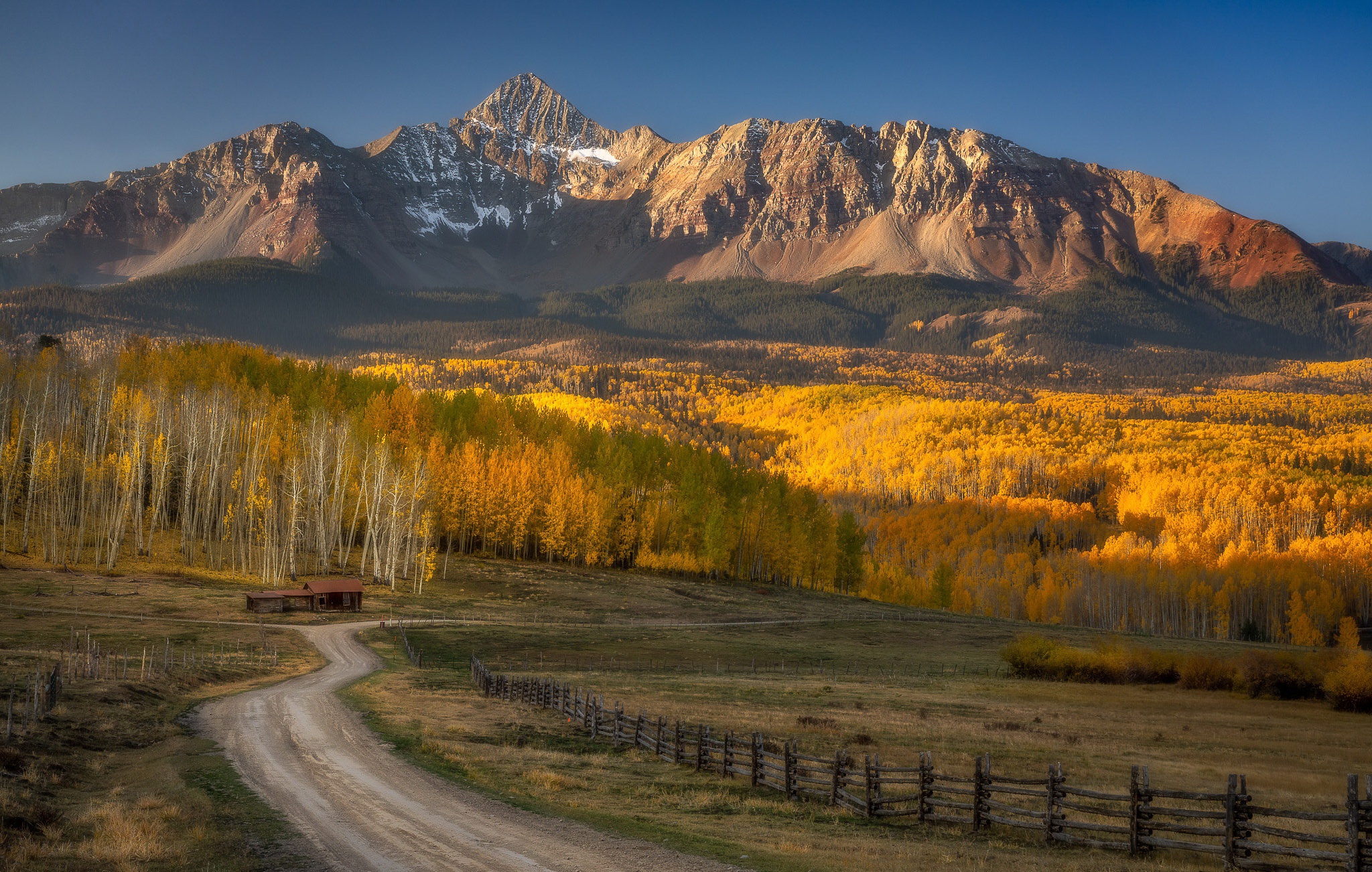 1000599 скачать картинку осень, сделано человеком, дорога, колорадо, ограда, гора, ранчо - обои и заставки бесплатно