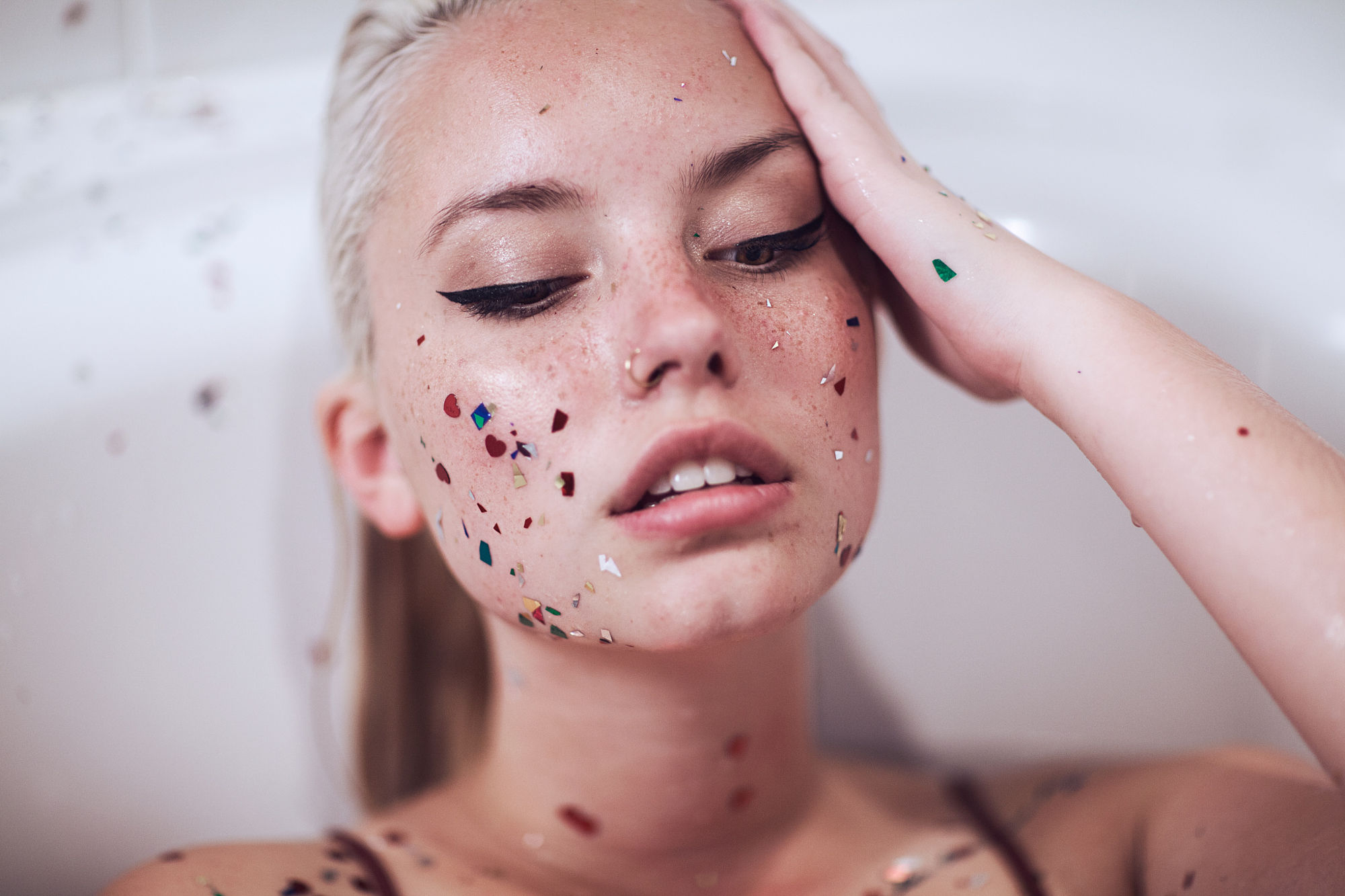 wallpapers women, face, blonde, brown eyes, confetti, freckles, model