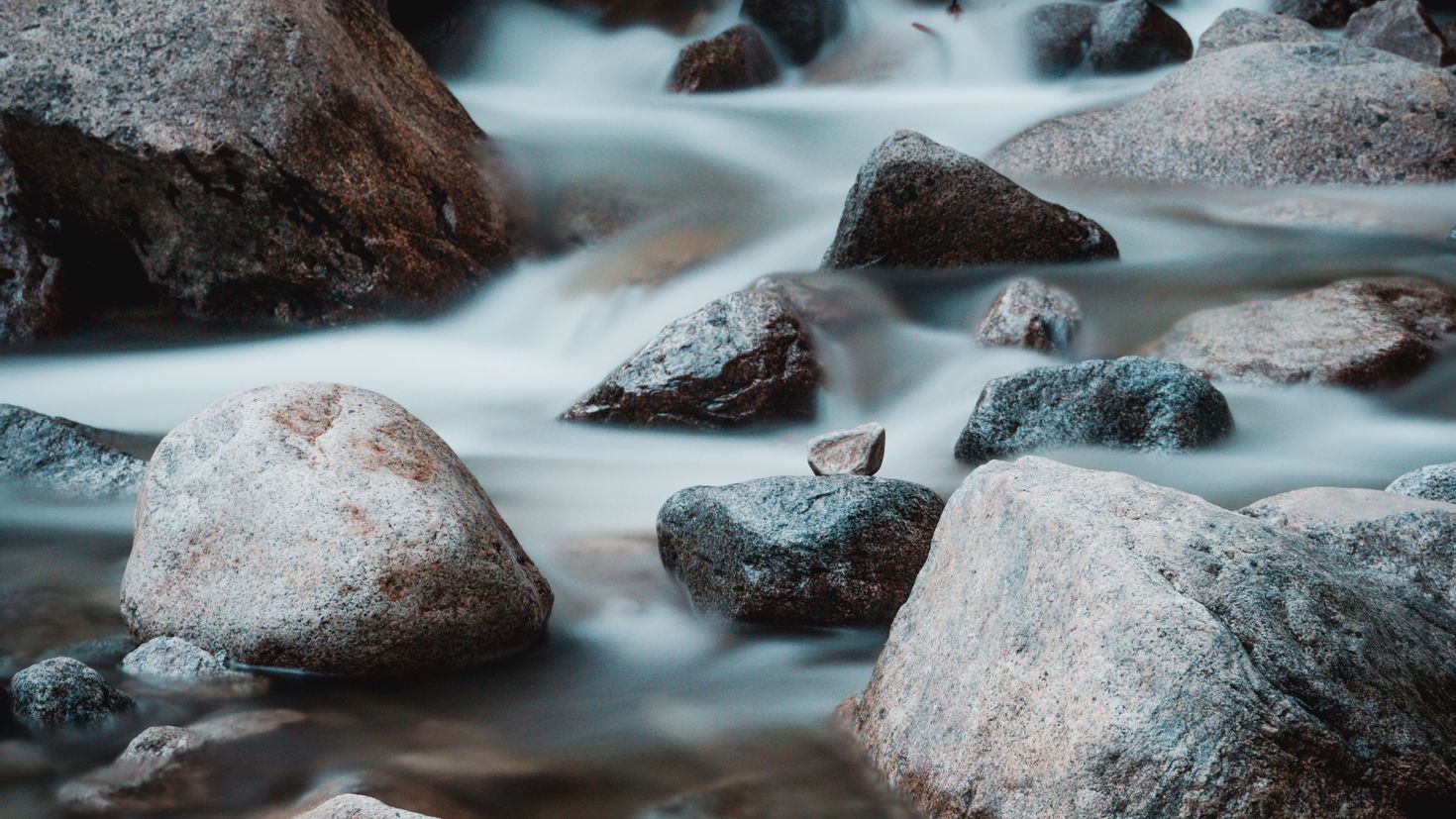 Песни камень и вода. Каменный ручей. Ручей с камнями. Камни в воде. Камушки в ручье.