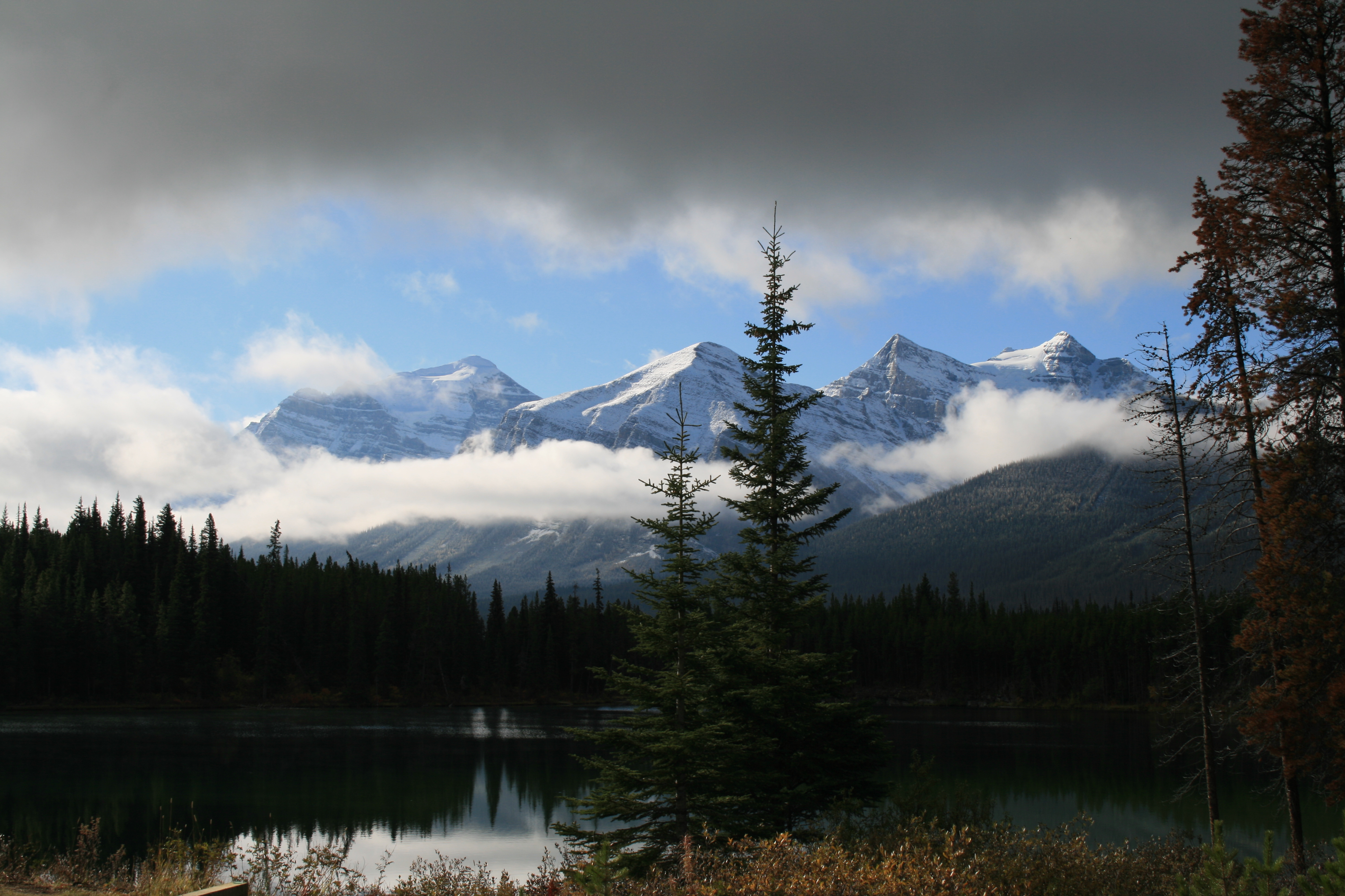 266564 скачать обои горы, канада, земля/природа, гора, облака, скалистые горы - заставки и картинки бесплатно