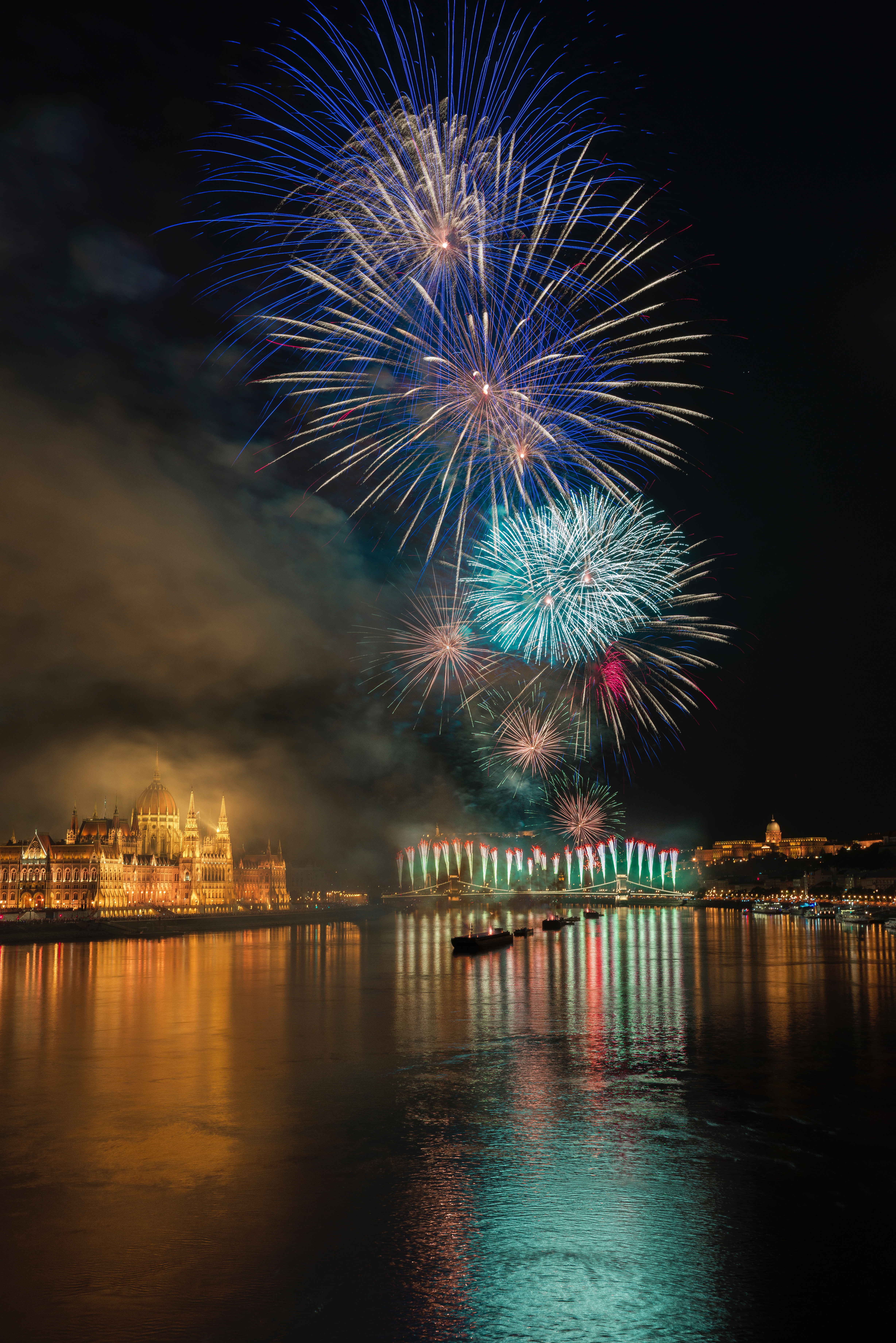 Download mobile wallpaper Salute, Hungary, Celebration, Night City, Night, Budapest, Holidays for free.