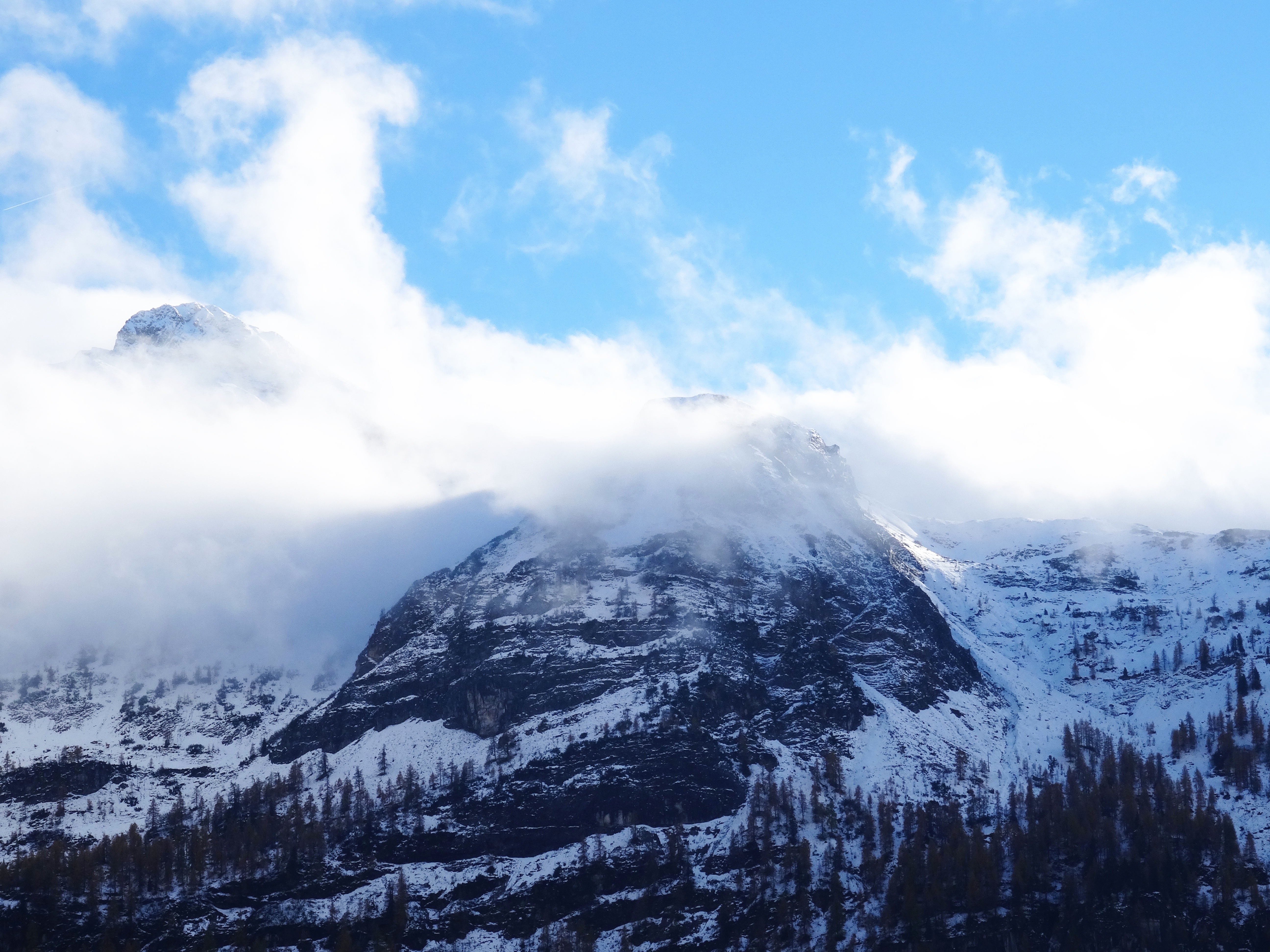 157597 Hintergrundbild herunterladen natur, sky, mountains, schnee, scheitel, nach oben, gipfel, höhepunkt, nebel - Bildschirmschoner und Bilder kostenlos