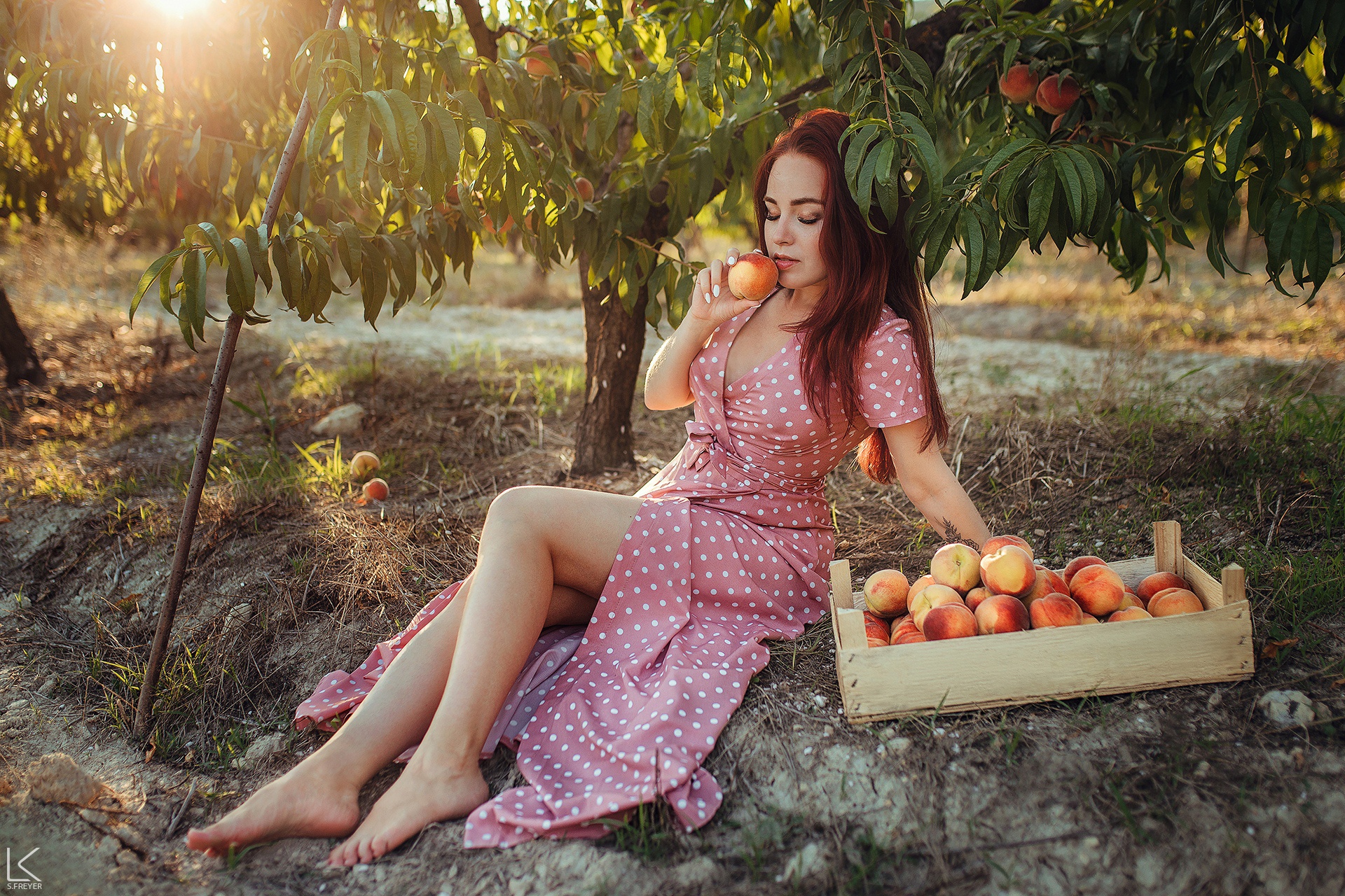 Персик у девушек 18. Девушка с абрикосами. Девушка в саду. Девушка с персиками.