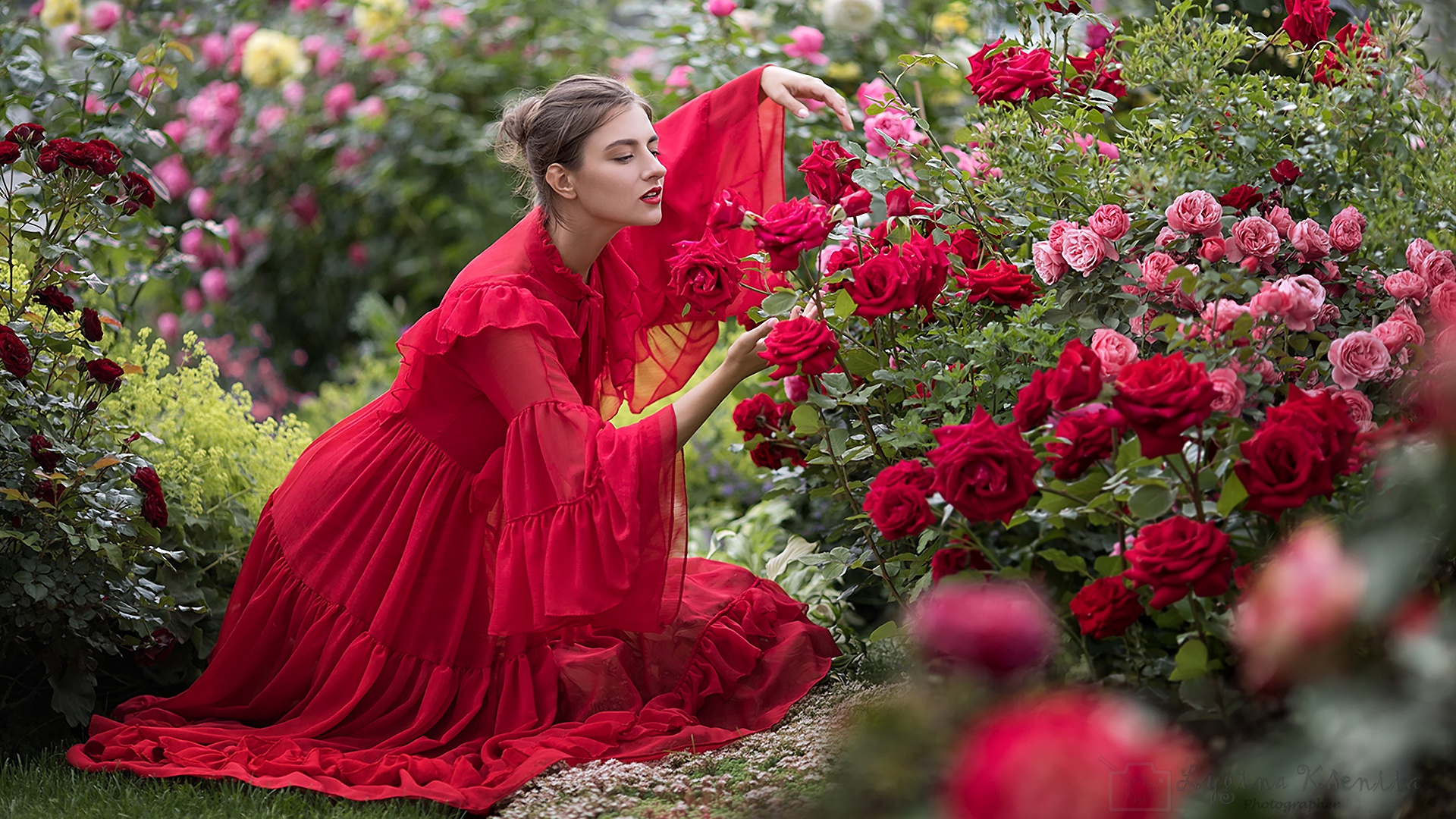 Женщина в саду с цветами