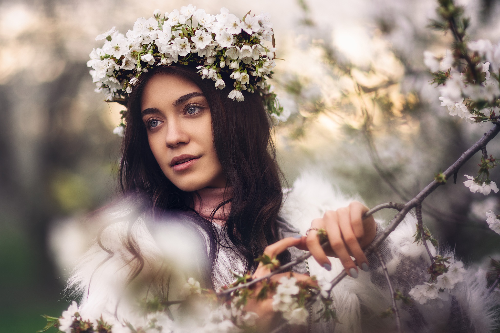 Девушка в венке из весенних цветов