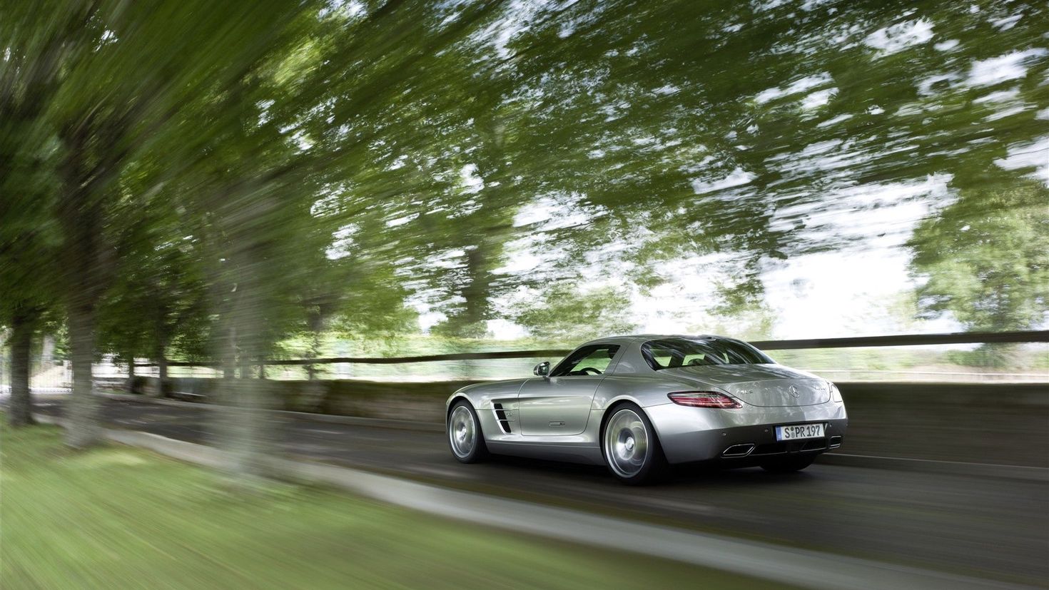 Машина двигается на скорости. Mercedes-Benz-SLS-AMG. Мерседес СЛС 400. Mercedes Benz SLS MCLAREN. Мерседес SLS AMG скорость.