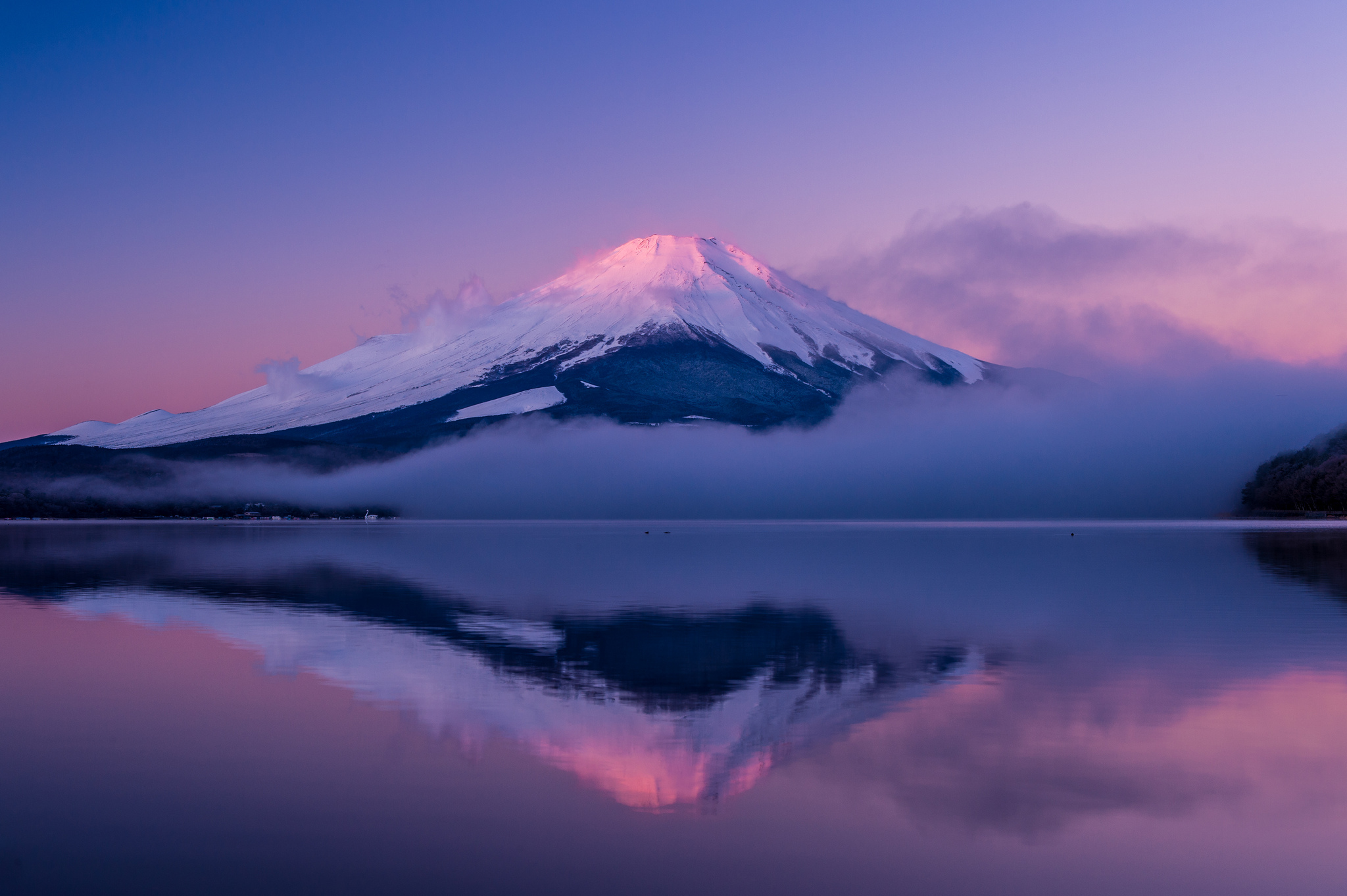 356071 Hintergrundbild herunterladen erde/natur, fujisan, nebel, japan, lila, spiegelung, gipfel, vulkan, vulkane - Bildschirmschoner und Bilder kostenlos